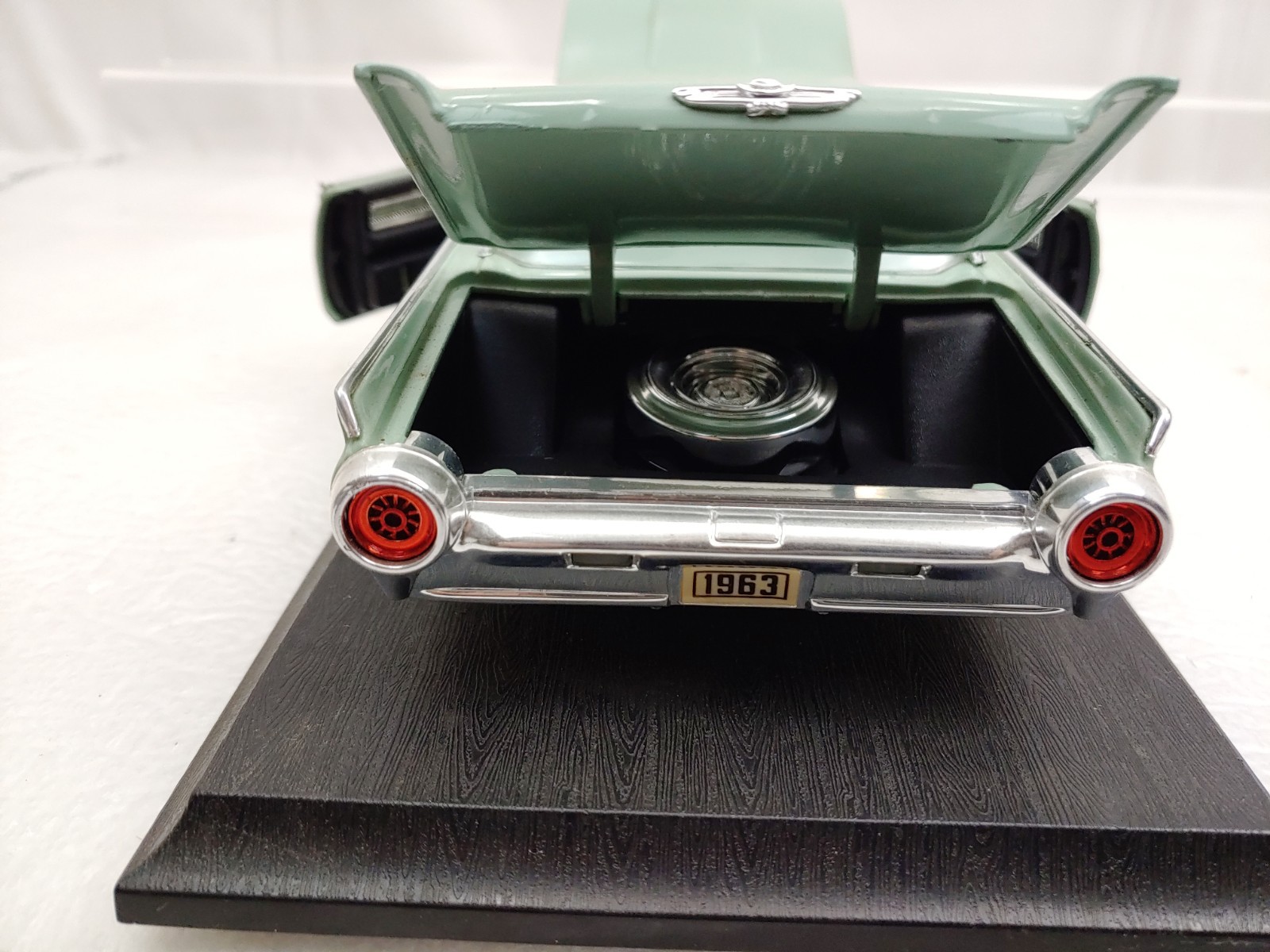 Anson 1963 Ford Thunderbird 1/18 Die-Cast Automobile with Stand