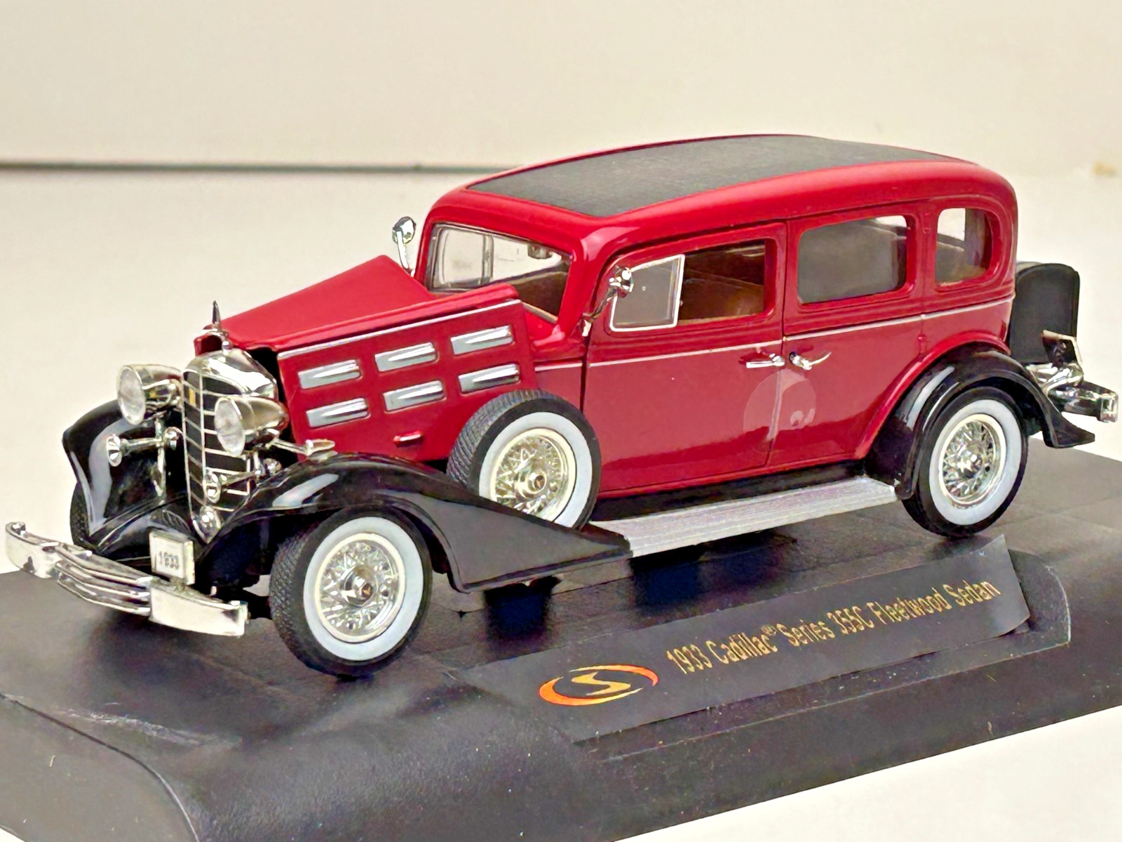 Signature Models 1:32 Scale Diecast 1933 Cadillac Fleetwood Sedan with Box