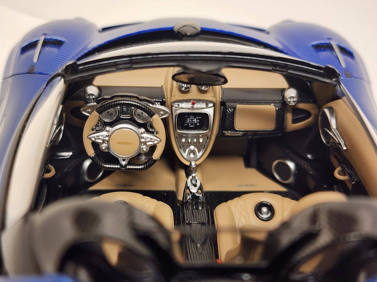 AUTOart 1:18 diecast car – Pagani Huayra Roadster (BLU Tricolore Carbon Fiber).