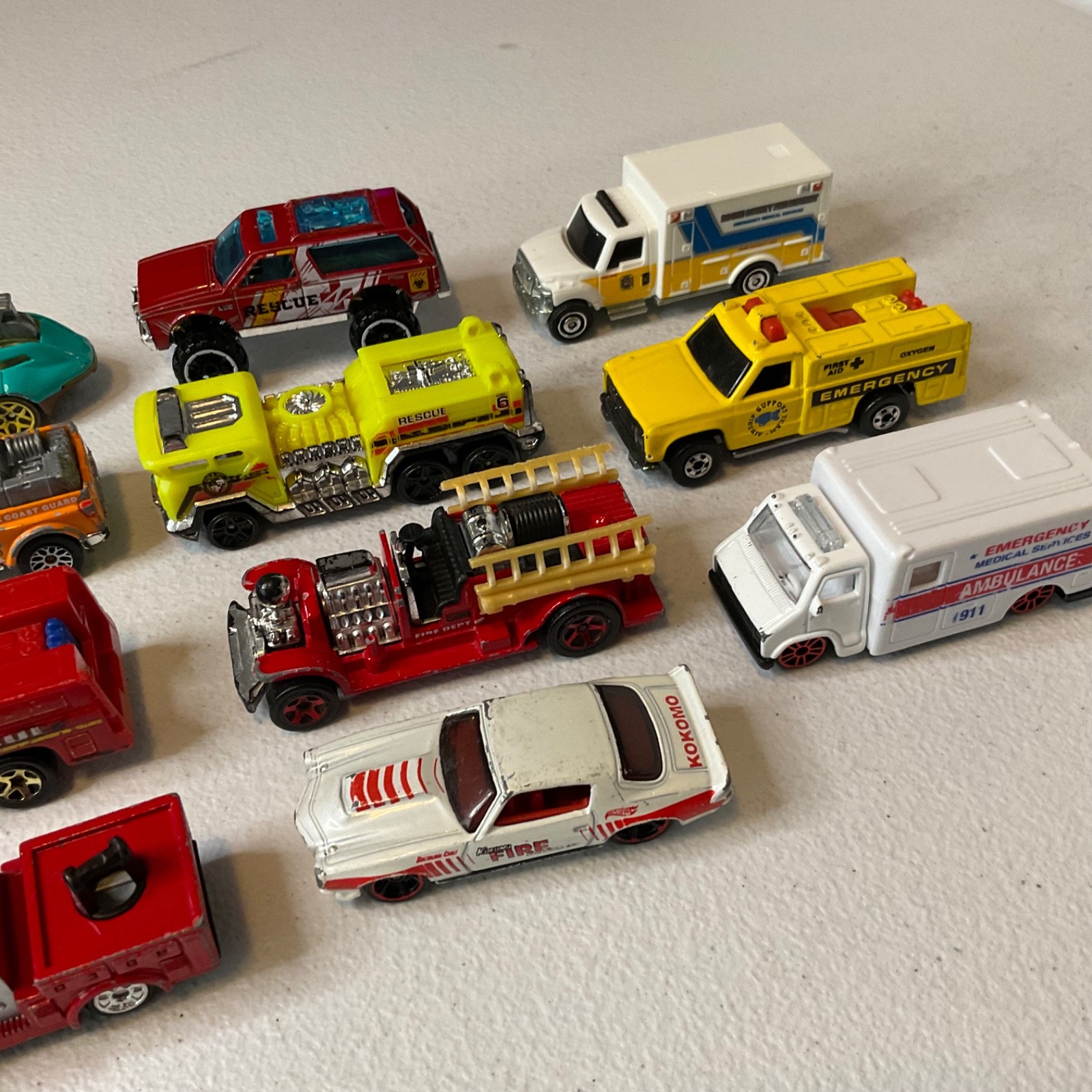 Hot Wheels Emergency Vehicle Lot of 16 Police Fire Rescue Ambulance Cars Trucks