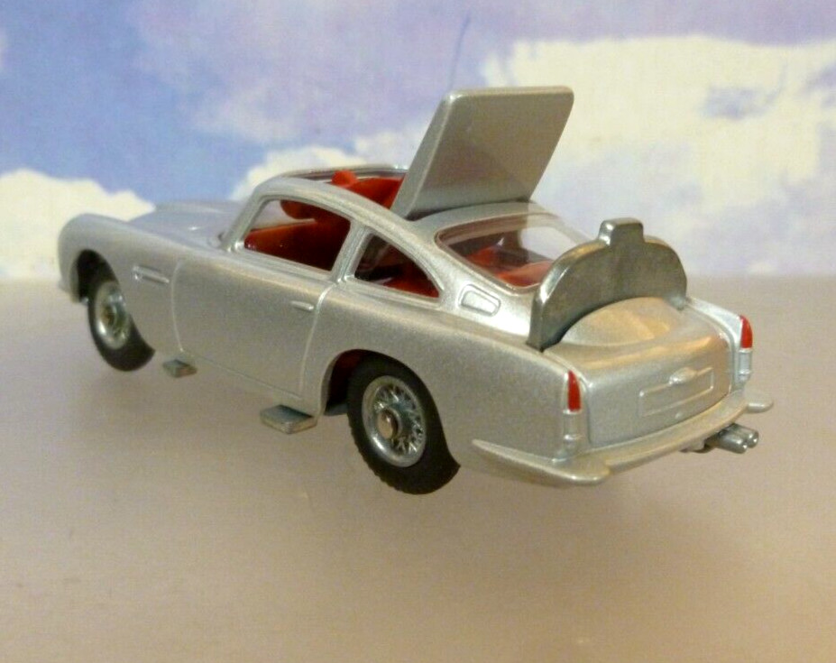 CORGI TOYS 1/46 JAMES BOND 007 GOLDFINGER 1963 ASTON MARTIN DB5 SILVER RT26101S