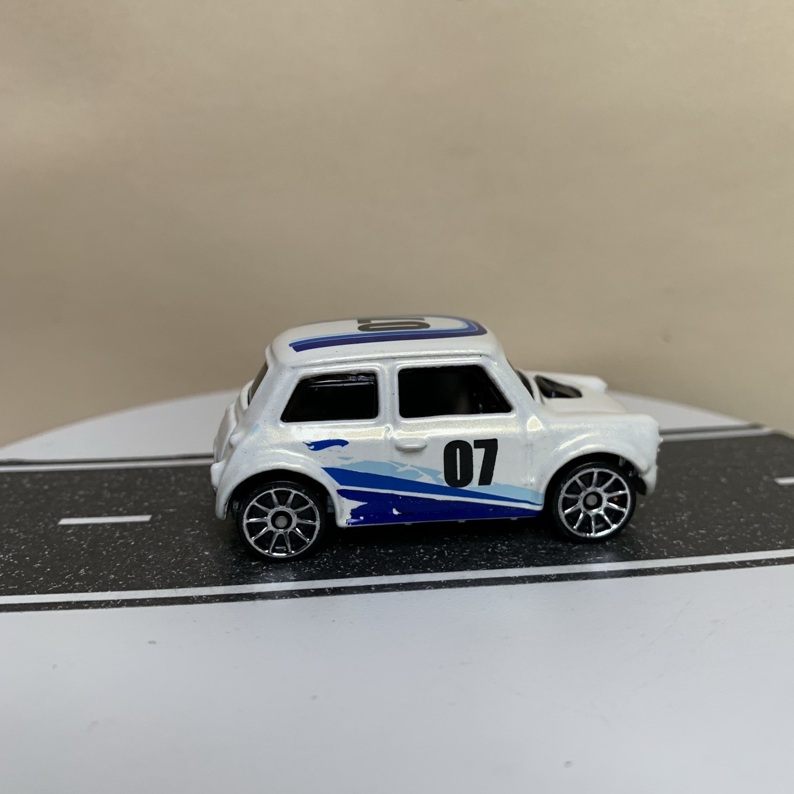 2007 Hot Wheels Pop Offs Series #1/4 #37 Morris Mini White w/Chrome 10 Sp Wheels