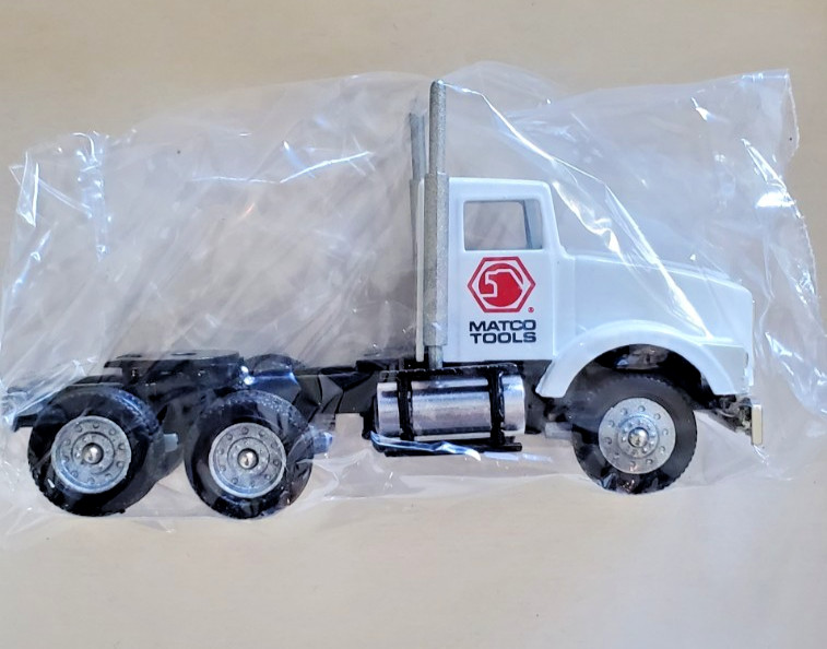 Winross 1/64 Scale WR096 – Racing Transporter Truck “Matco Tools” – Dean Skuza