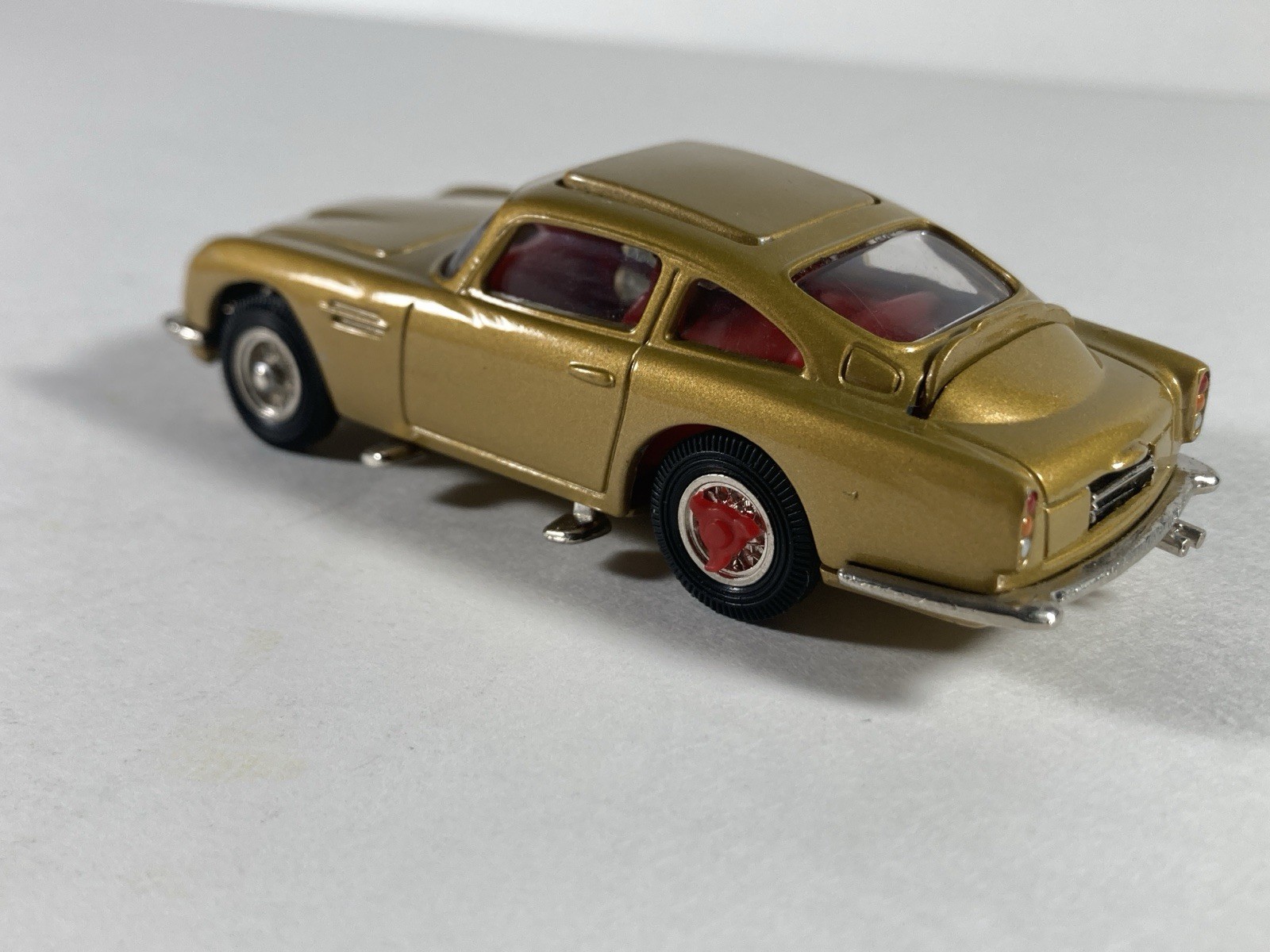 Corgi 1/43 Scale 04201 James Bond 007 Aston Martin DB5 & Oddjob Figure Set