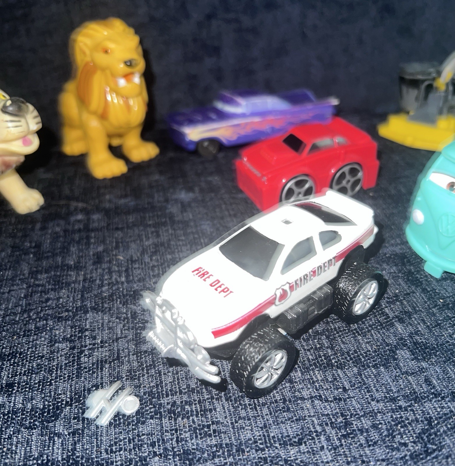 Mix Of 8 Toy, Cars, And Lions, Etc. Please See Photos.