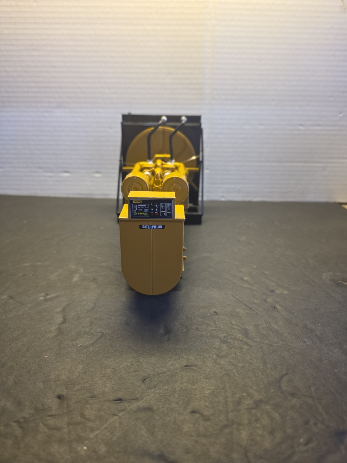CAT CATERPILLAR 3516B ENGINE GENERATOR 1/25 MODEL BY DIECAST MASTERS