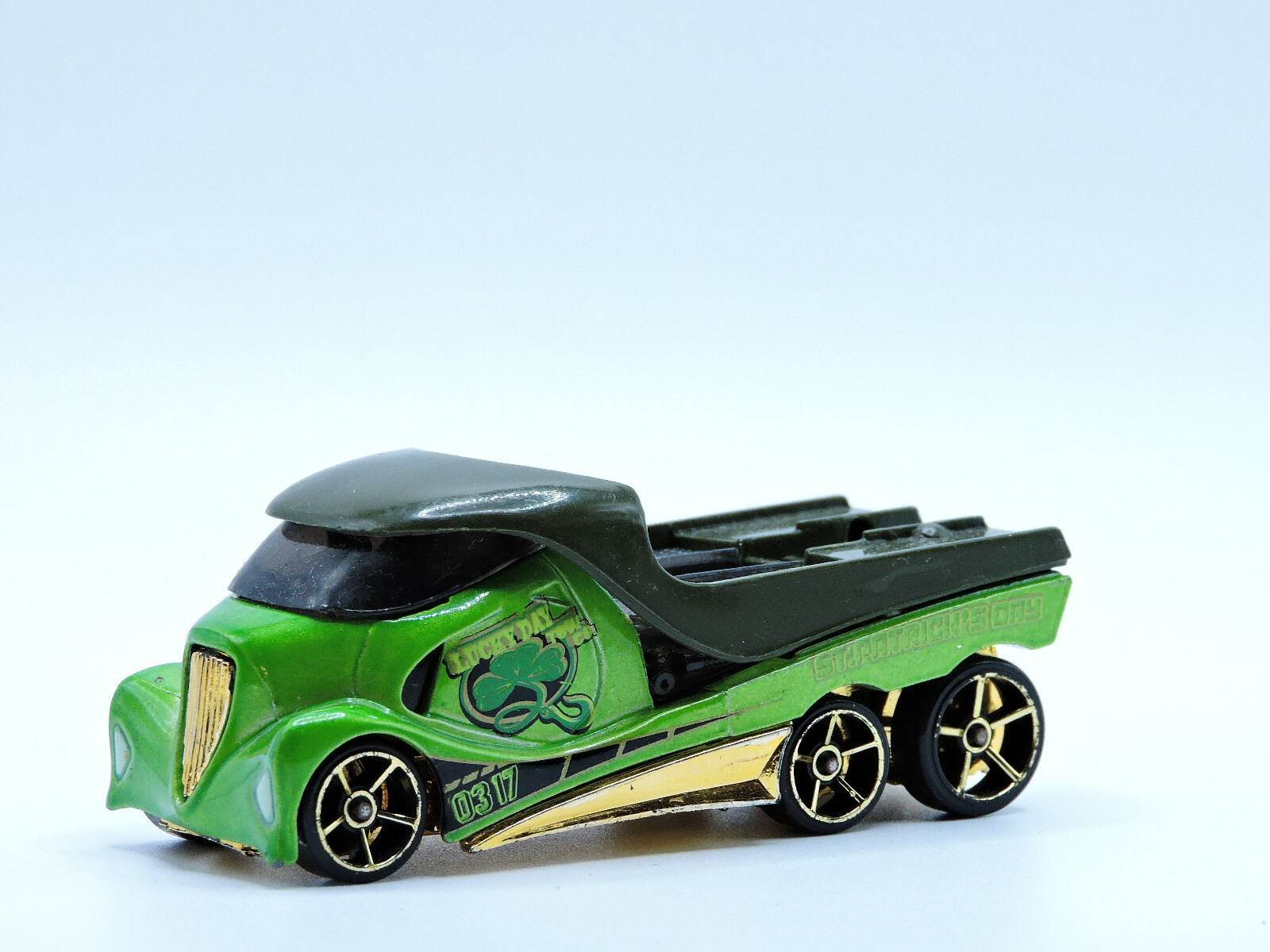 2013 CLOVER CAR Hot Wheels ST PATRICKS DAY Cabbin Fever Green SEMI FLATBED TRUCK