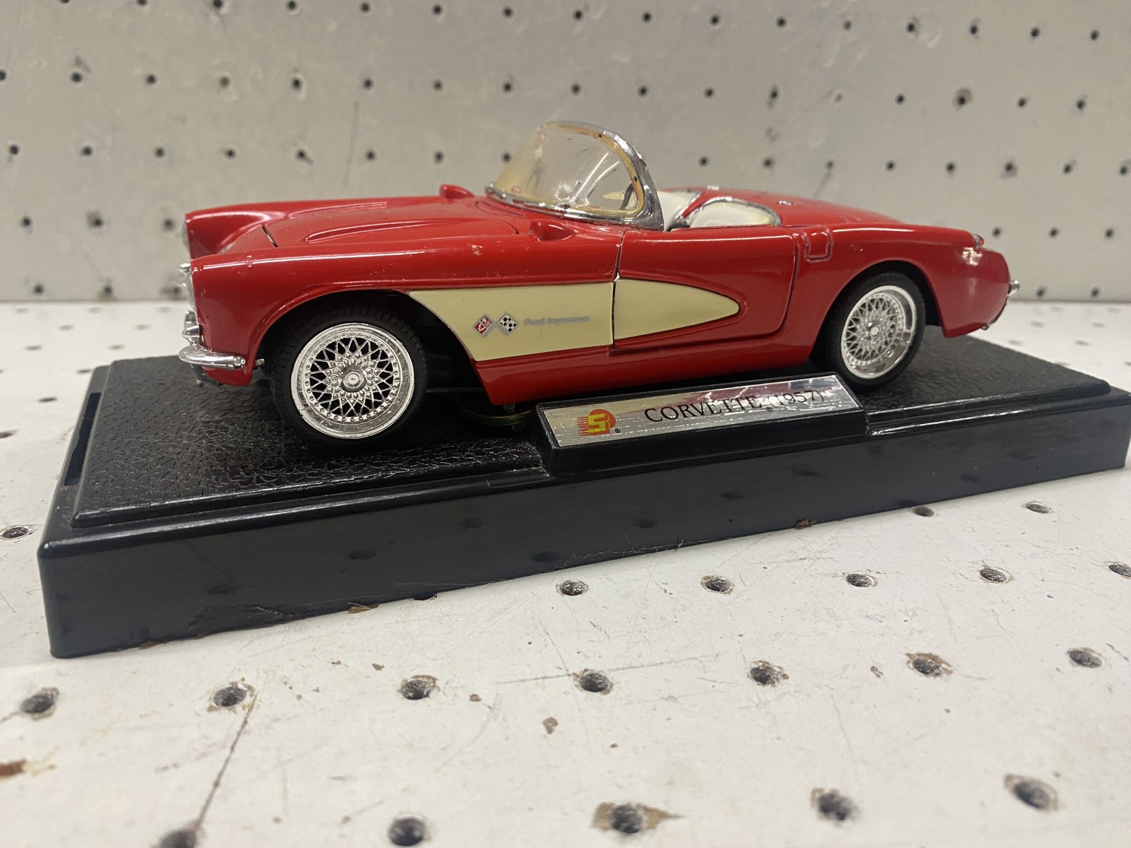 Chevrolet Corvette 1957 1:43 Diecast Model Toy Car Red Convertible With Stand