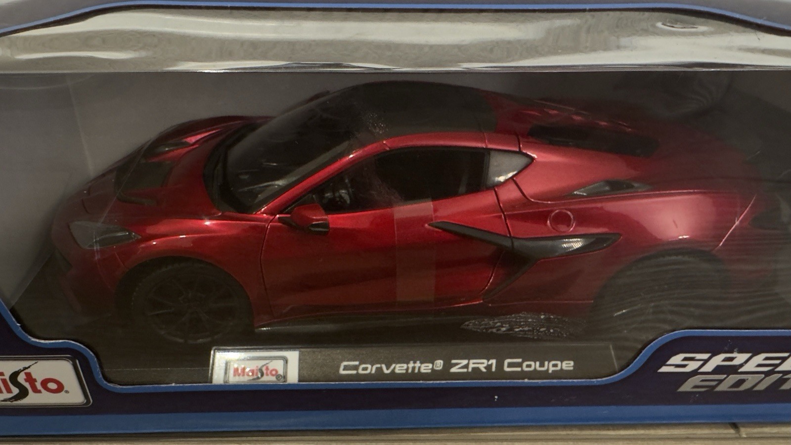 MAISTO. 1:18 Die-Cast Special Edition CHEVY CORVETTE ZR1 Coupe RED Open