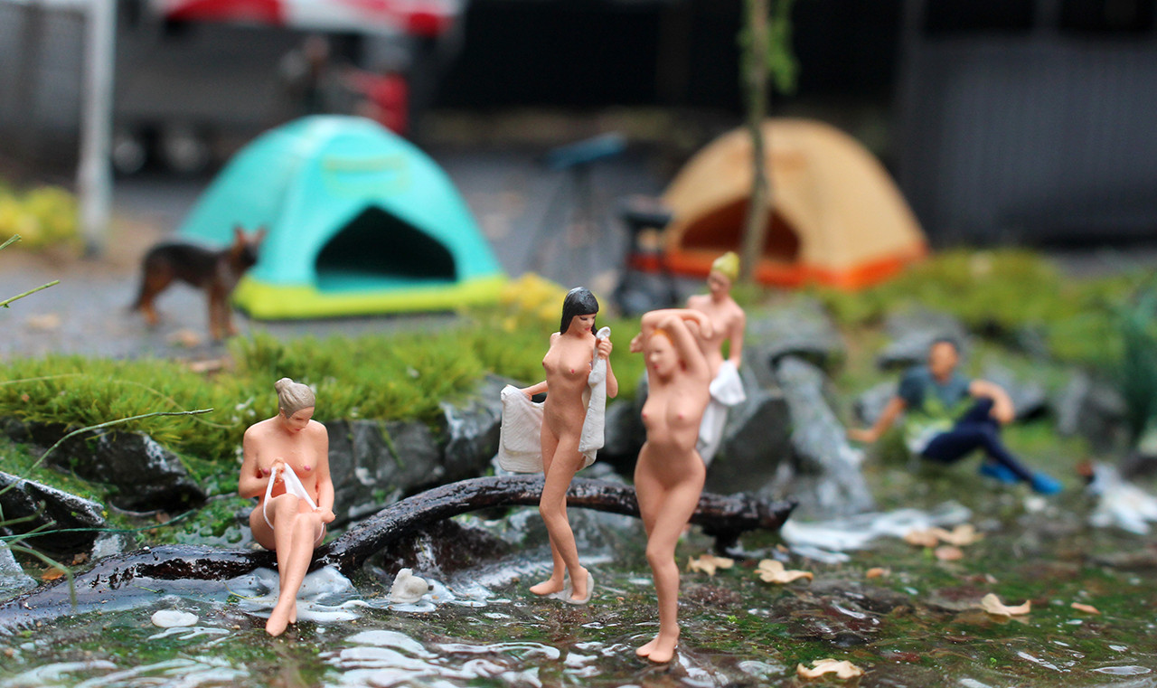 3D Print 1/64 sexy lovely girls bath fit 1:64 car STREET stand
