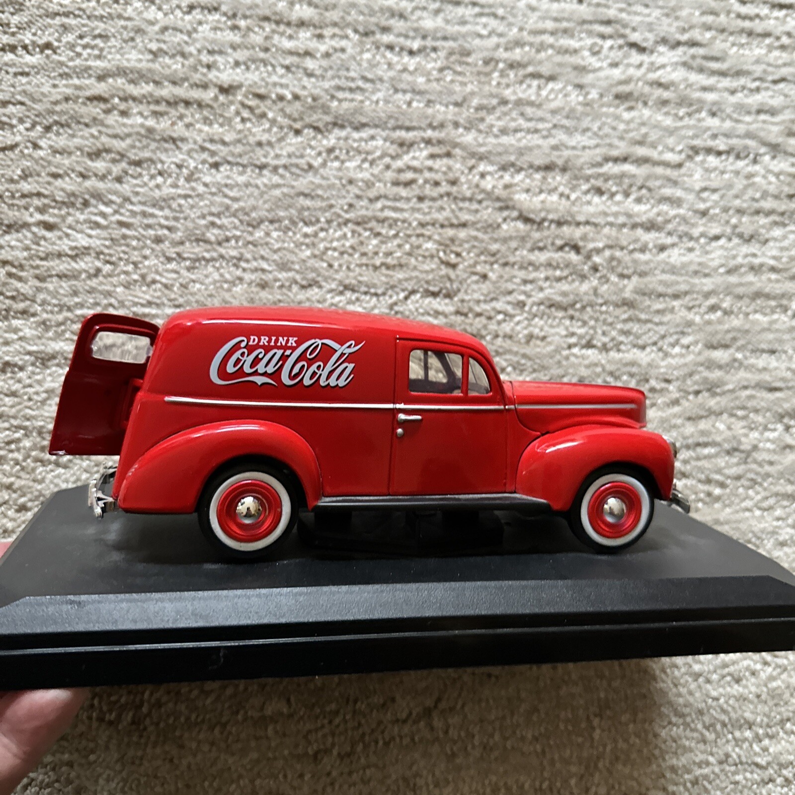 Coca Cola Ford 1940 Sedan Delivery 1:24 Diecast Collectible USED NO BOX