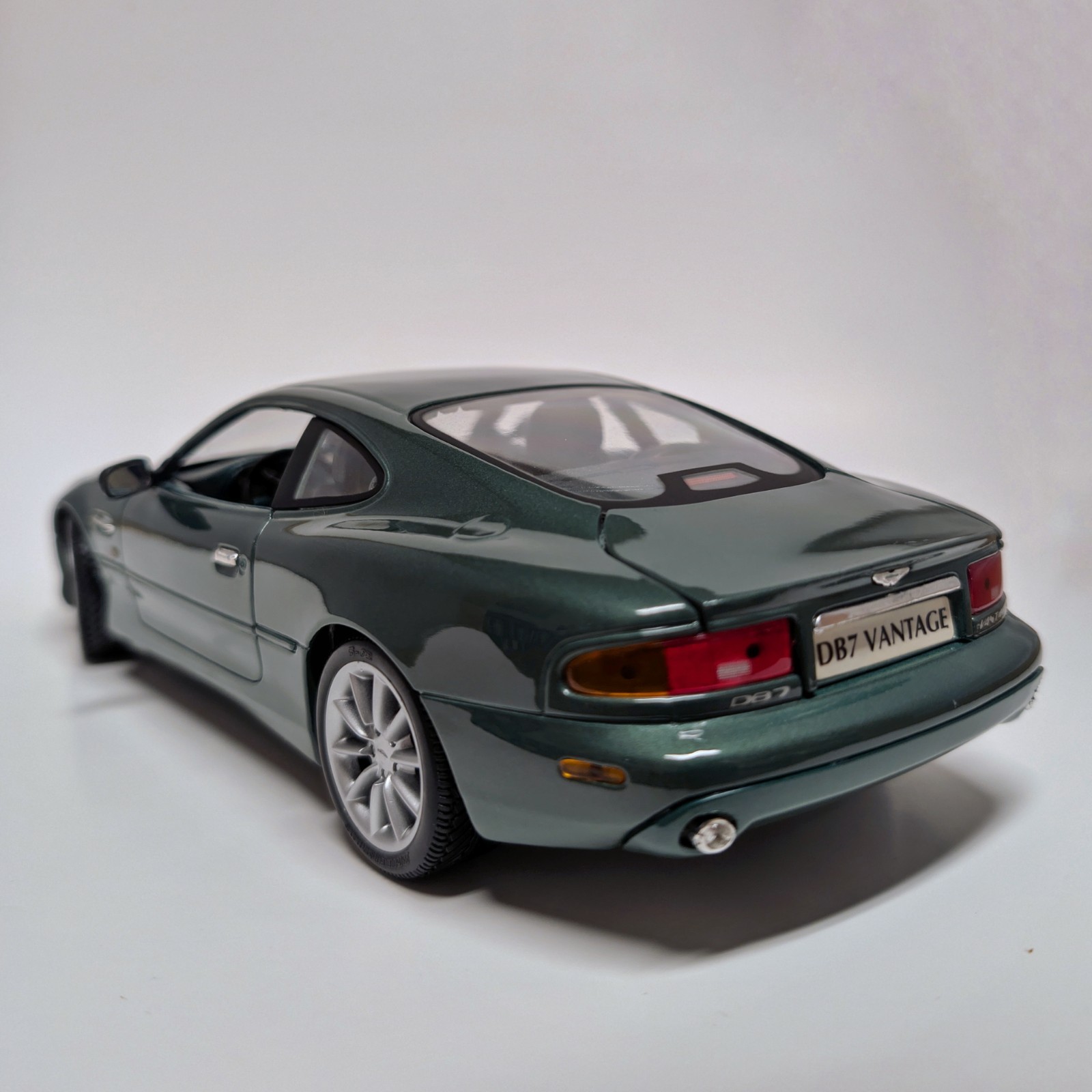 Maisto 1:18 Aston Martin DB7 Vantage Diecast Model Car – Metallic Green – Detail