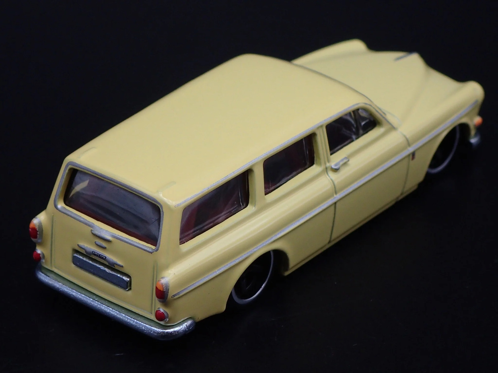 1962-1969 VOLVO P220 AMAZON STATION WAGON 1:64 SCALE DIORAMA DIECAST MODEL CAR