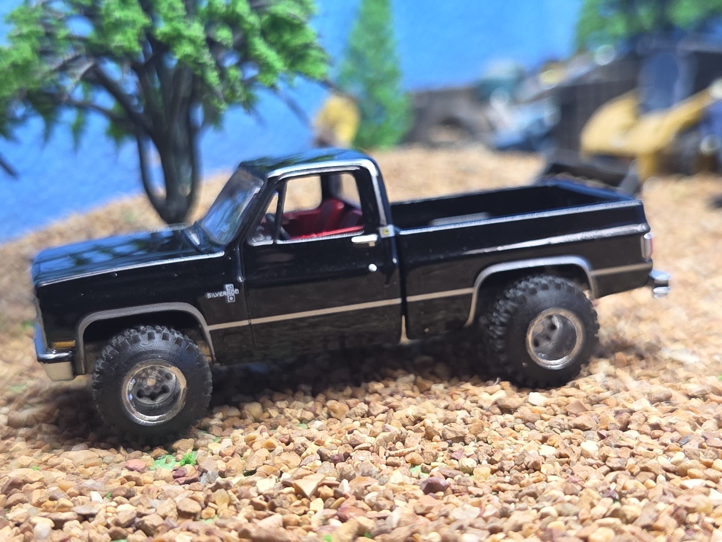CUSTOM BUILT LIFTED 1:64 CHEVEROLET 1980s Silverado SQUARE BODY CHEVY 4×4 mud 83