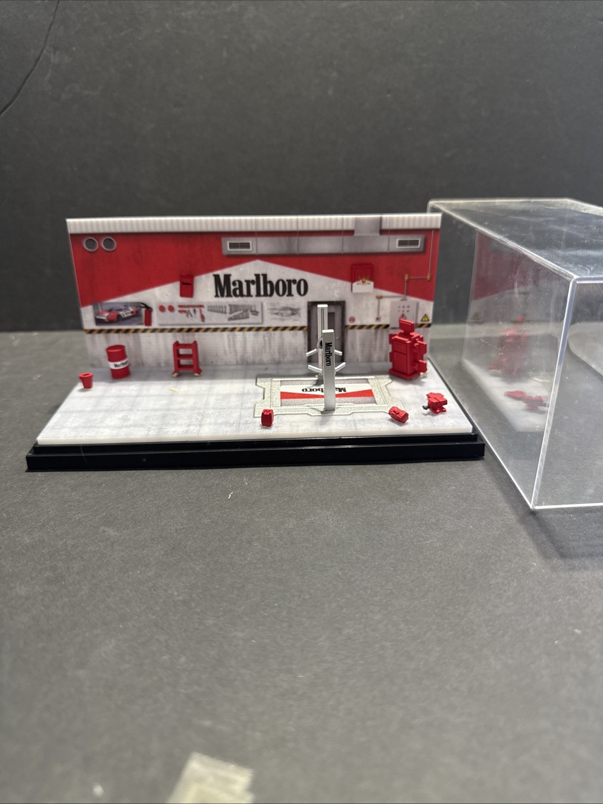 MoreArt 1:64 Diorama Display case AutoMobile Repair Workshop Garage MARLBORO
