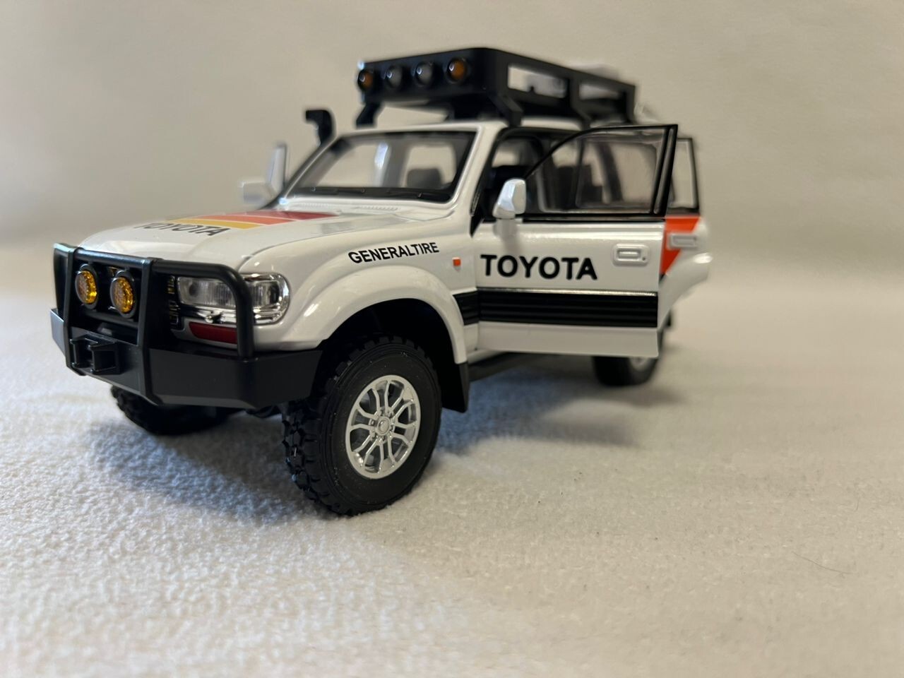 1:24 Toyota Land Cruiser LC80 Car Model Alloy Diecast Vehicle Gift Sound Light