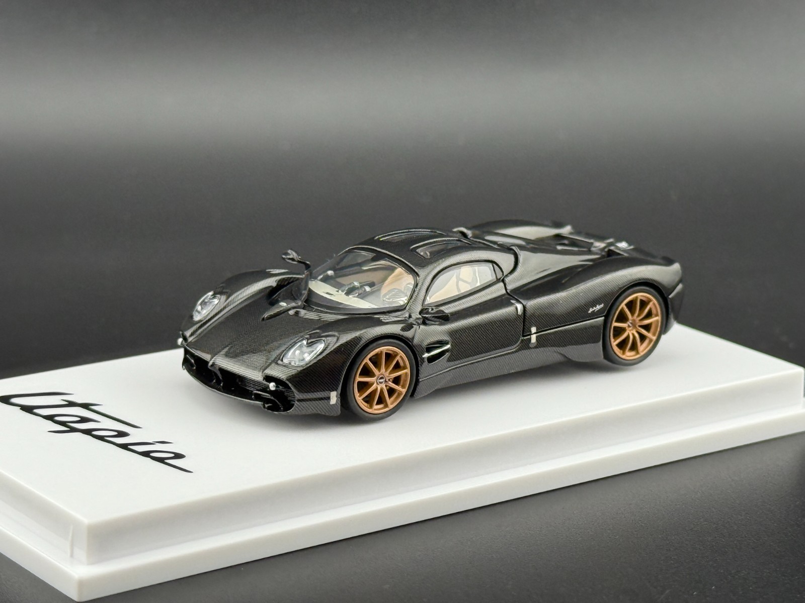 CM Model Pagani Utopia Full Carbon 1/64