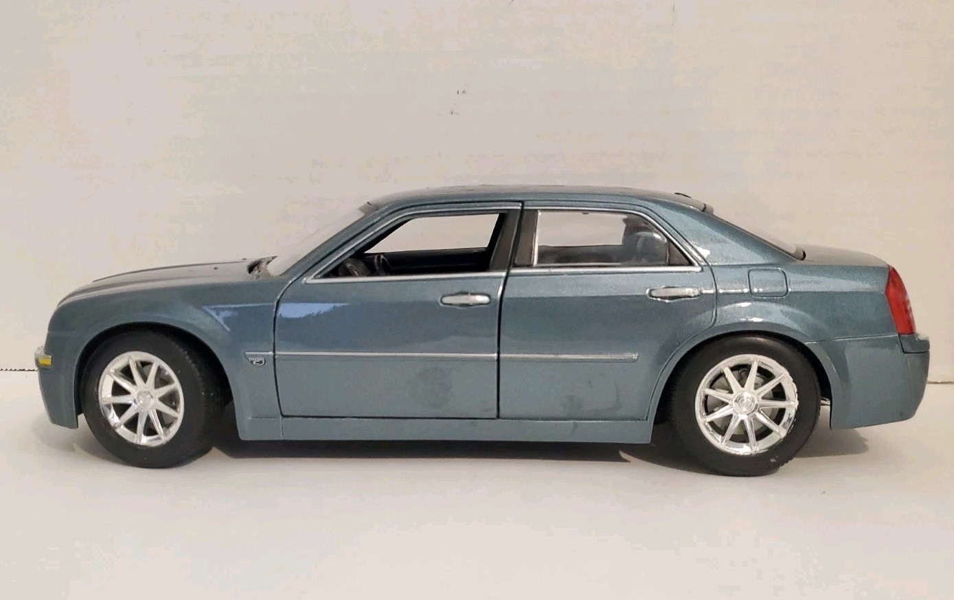 Maisto 2005 Chrysler 300C Hemi Teal 1/18 Scale Die Cast Model Car