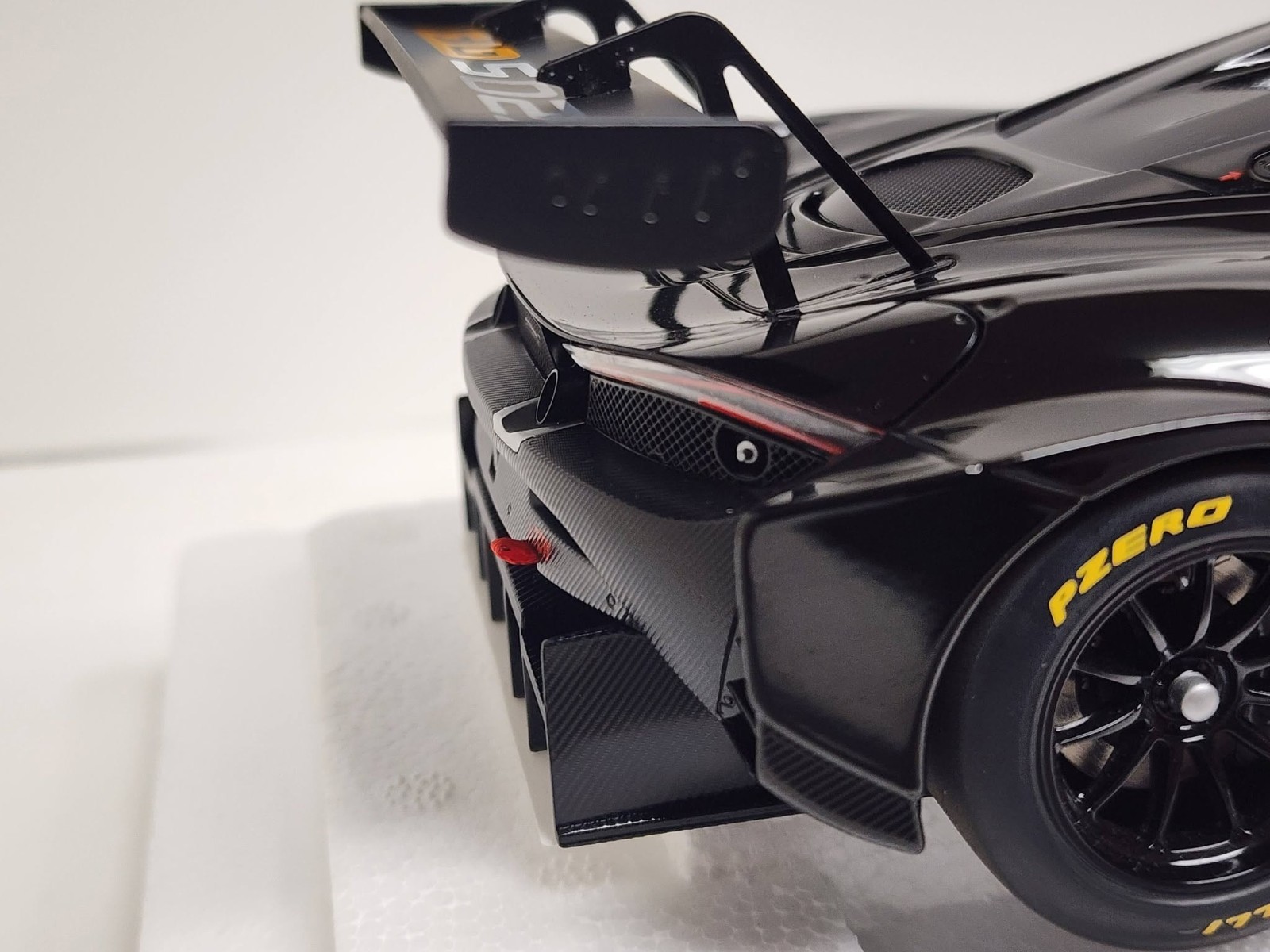 AUTOart – 1/18 die cast: McLaren 720S GT3, gloss black