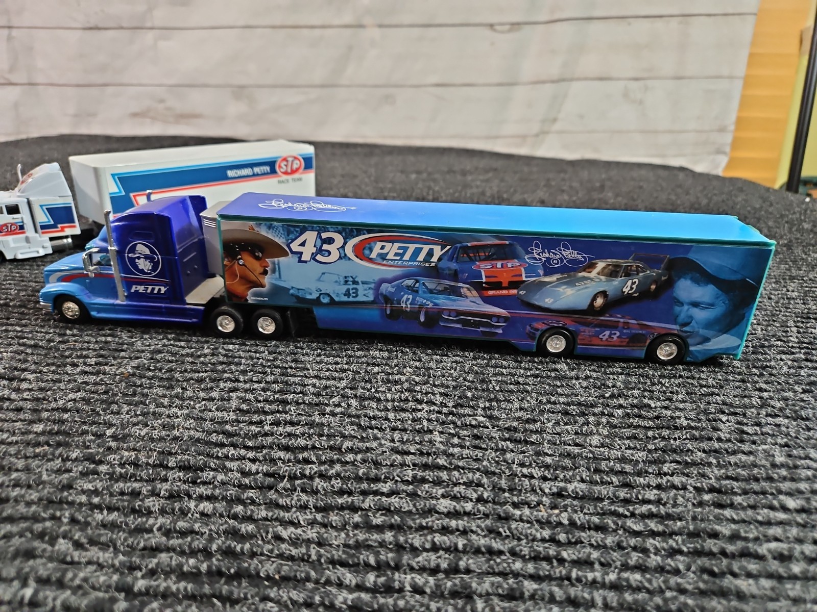 2 Hotwheels Richard Petty International Eagle Race Car Transporter