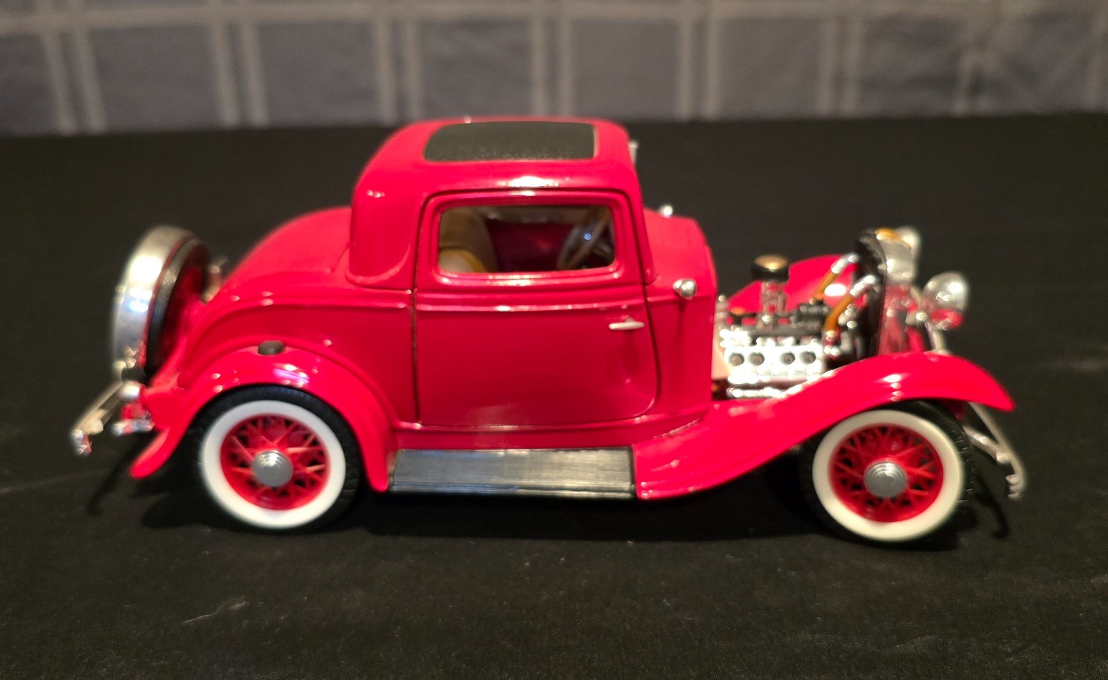 Road Legends 1932 Ford 3-Window Coupe Hot Rod Red 1:18