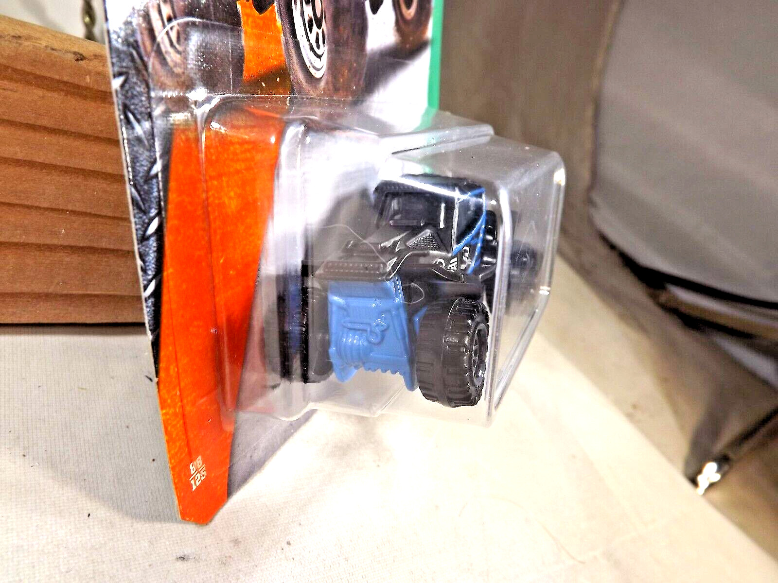2016 Matchbox 88/125 Explorers GHE-O Predator Black-Blue w/Gray Ringed 8 Spokes