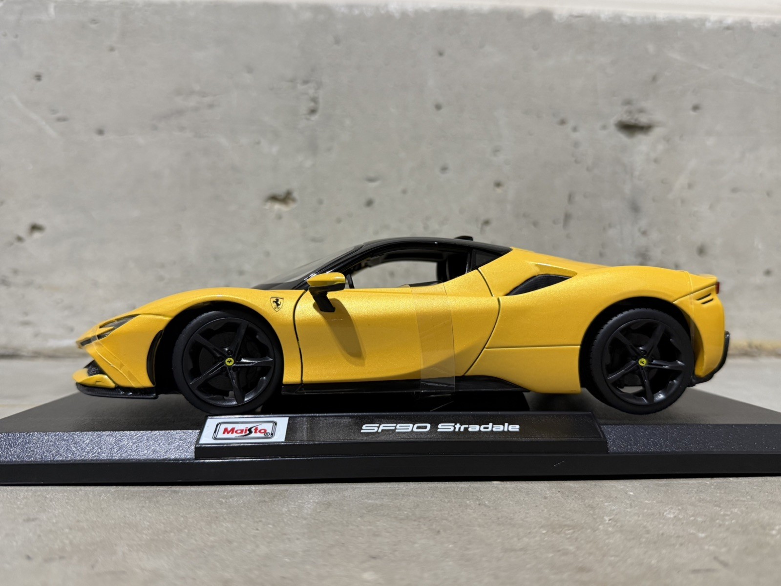 Ferrari SF90 1:18 Maisto Special Edition Diecast Model Car – Yellow