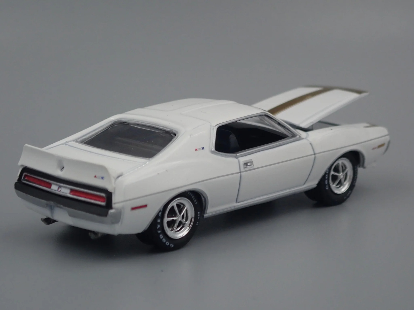 1971 AMC JAVELIN AMX WHITE 1:64 SCALE COLLECTIBLE DIORAMA DIECAST MODEL CAR