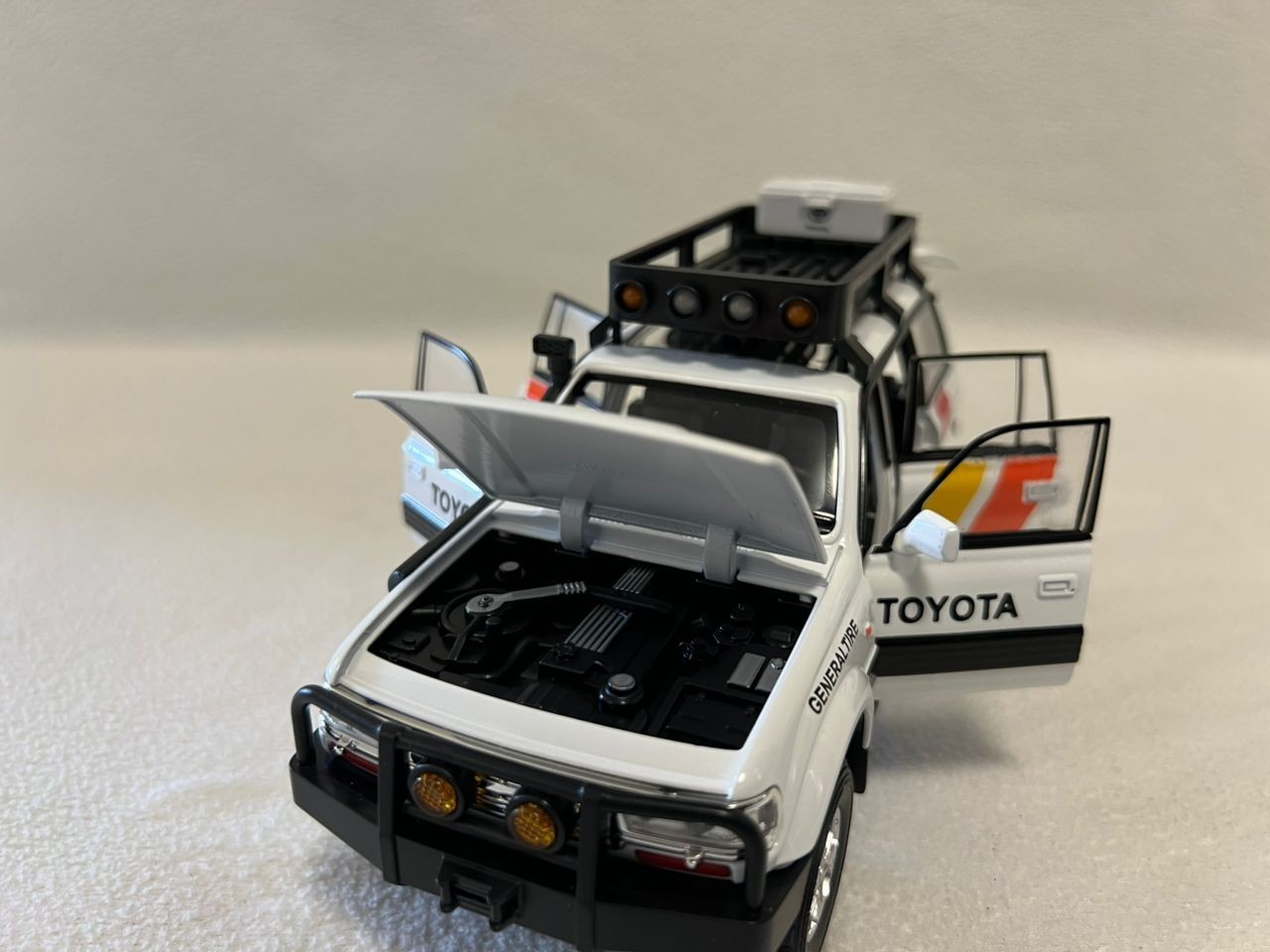 1:24 Toyota Land Cruiser LC80 Diecast Car Model Alloy Toy Vehicle Sound Light