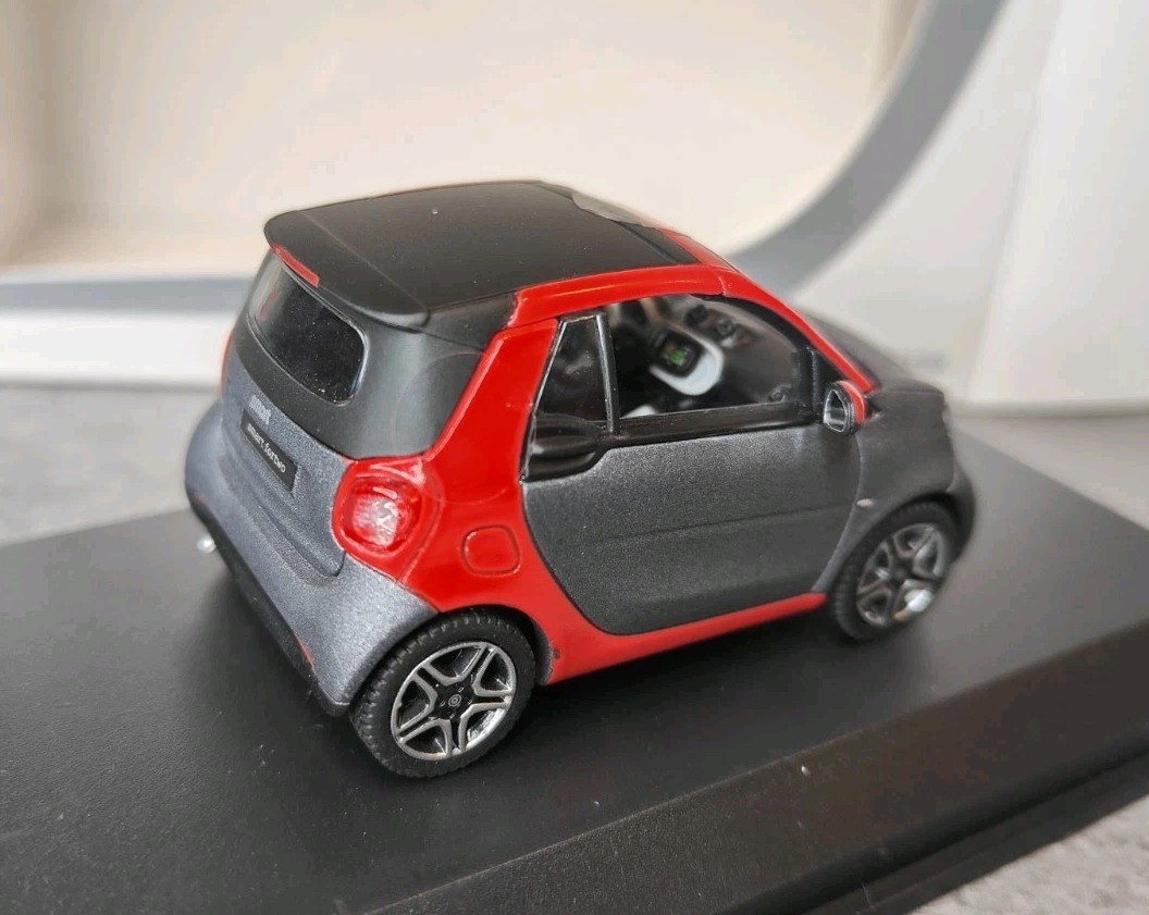 Norev Smart Fortwo Cabrio titania grey/red 1:43