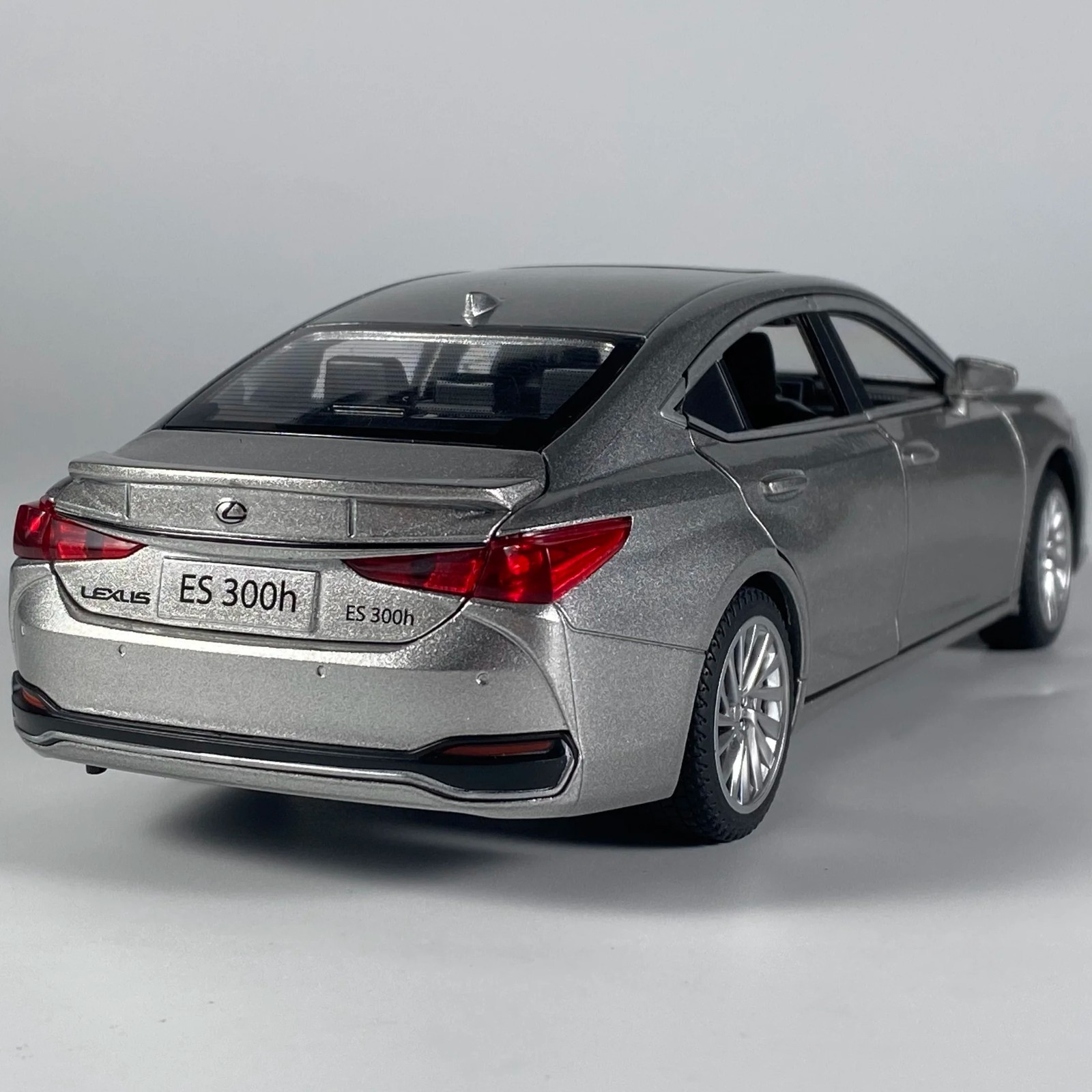 1:24 Lexus ES300 ES300h Alloy Diecast Car Model Sound Light Kid’s Collectibles