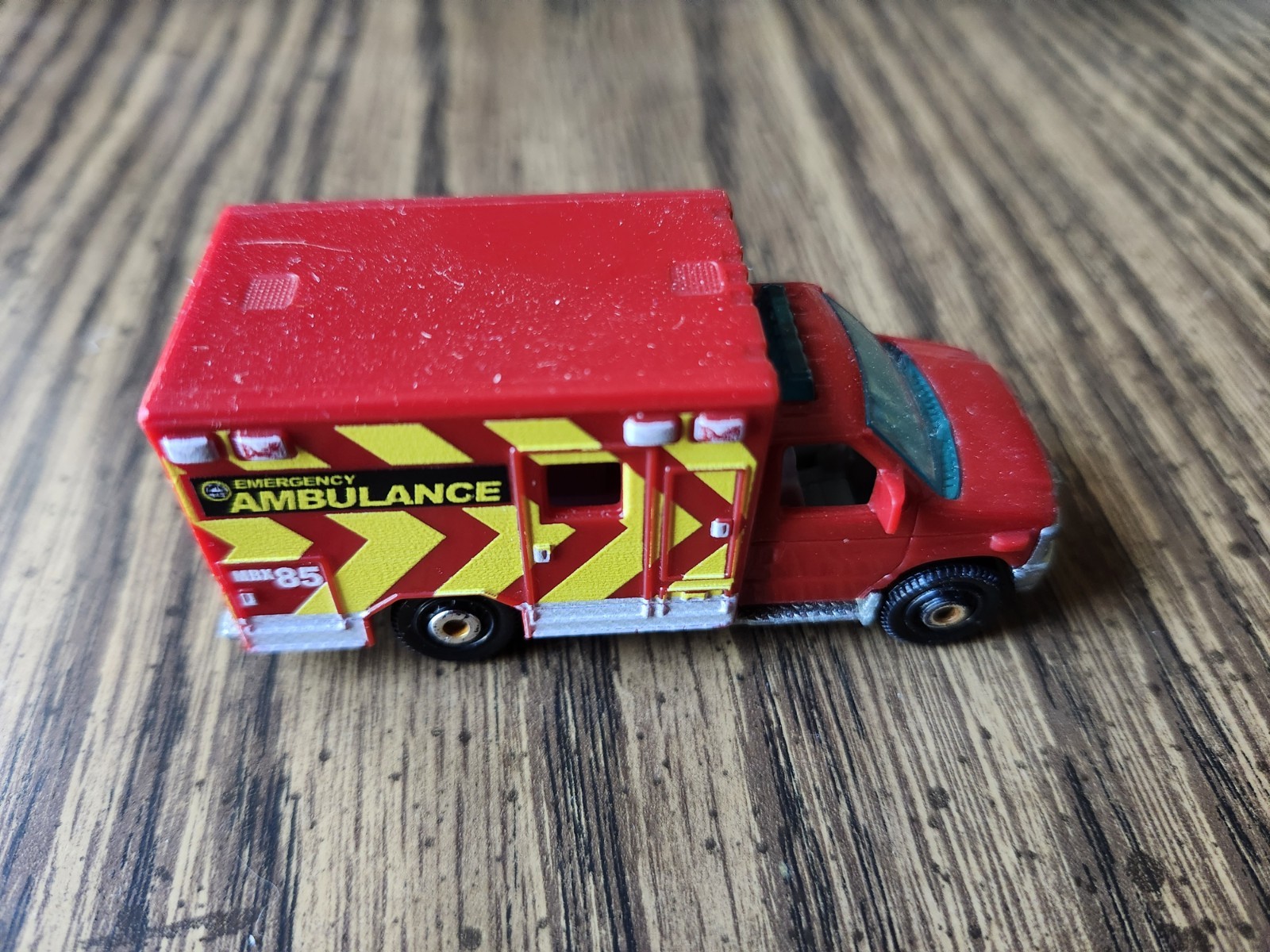 Matchbox 2009 Ford E 350 Emergecy Ambulance Diecast