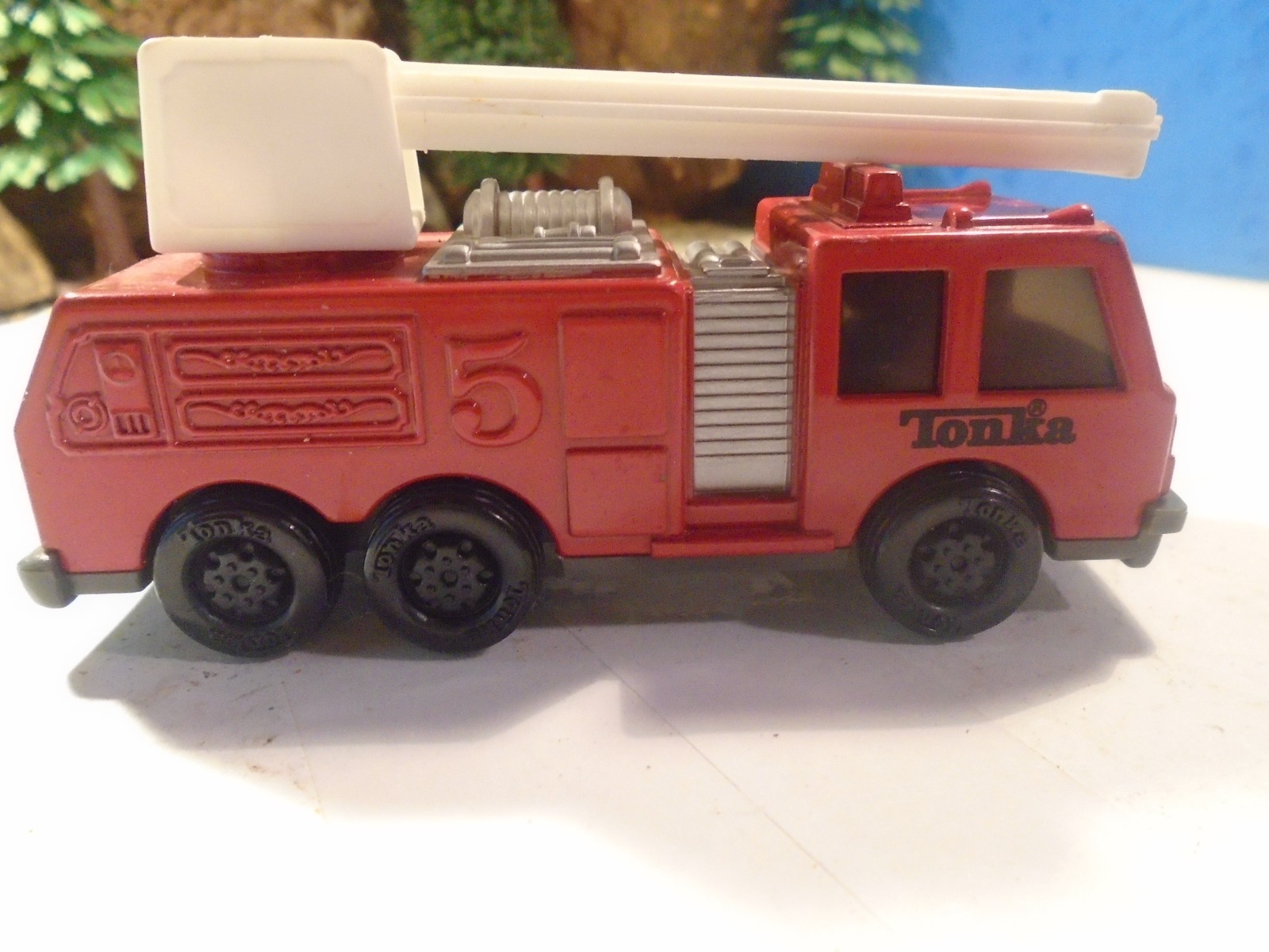 TONKA 1/64 SCALE RED DIECAST FIRE AIRAL LADDER TRUCK 1-185-1
