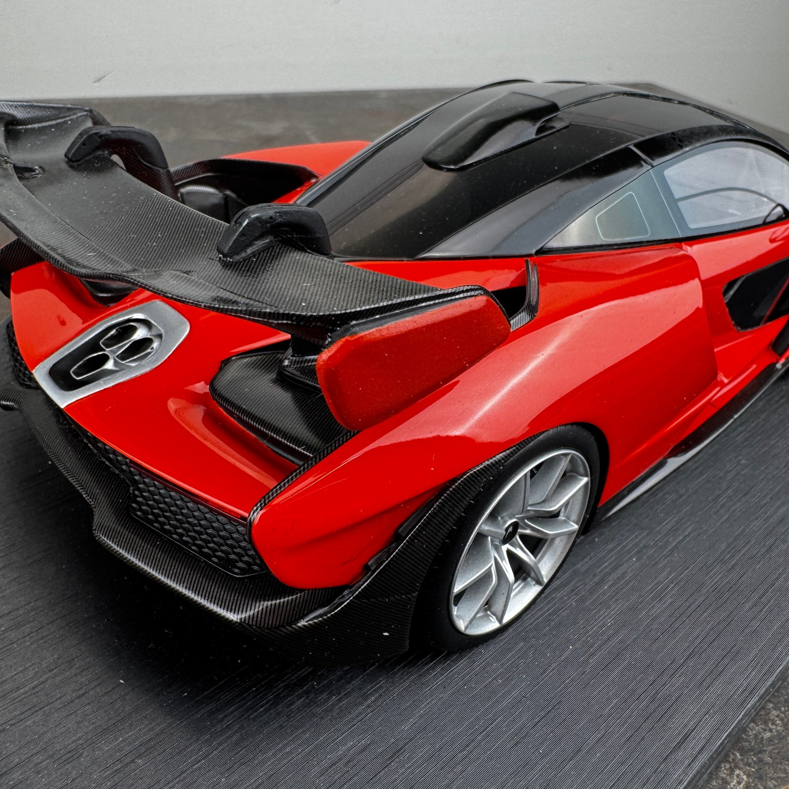TRUESCALE MINIATURES – McLAREN SENNA 1:18 Mira Orange – No. 180EMI5