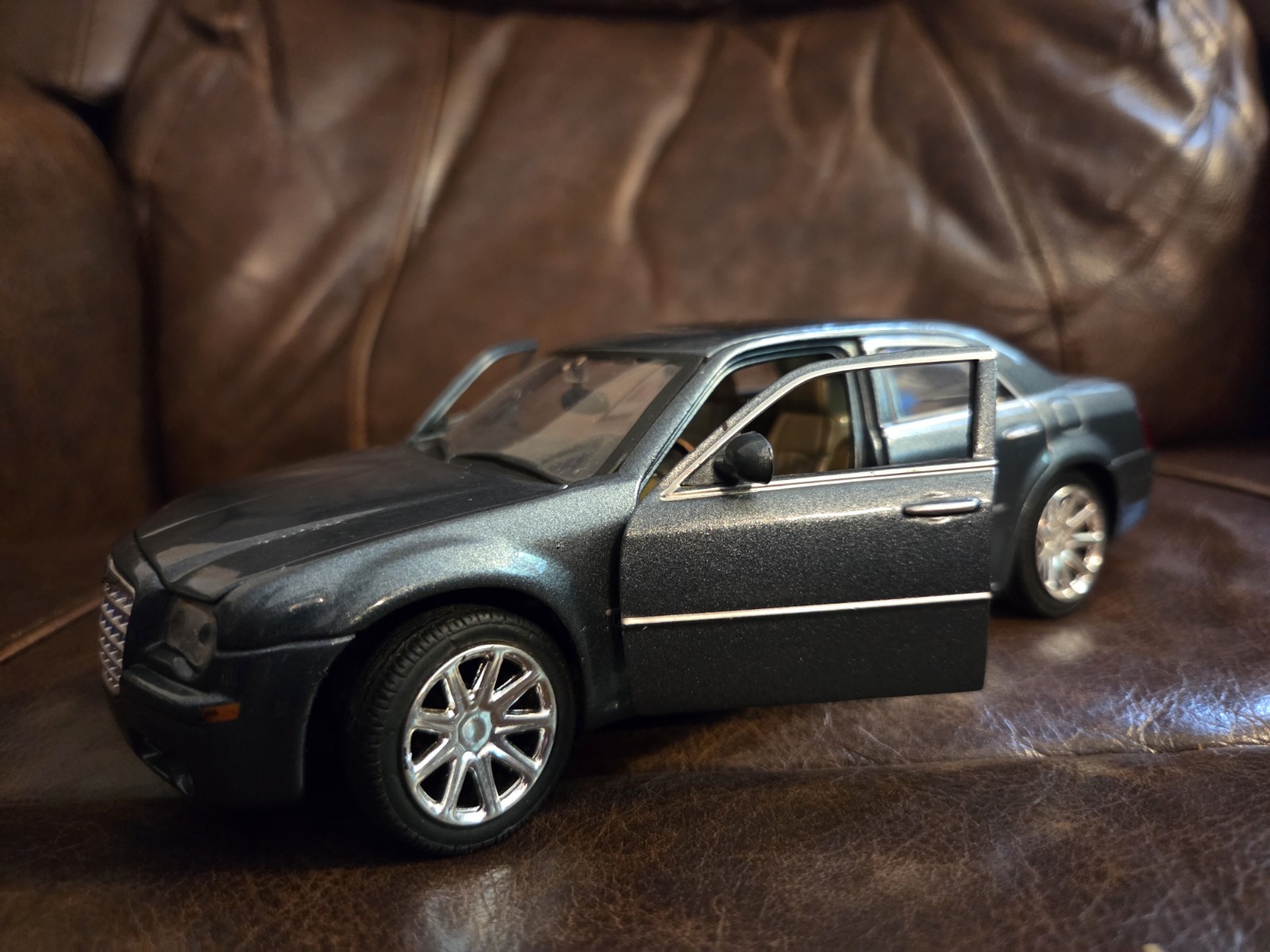 2005 Chrysler 300C Hemi Motor Max Car 1:24 Diecast! Nice Soft Paint! Few Marks