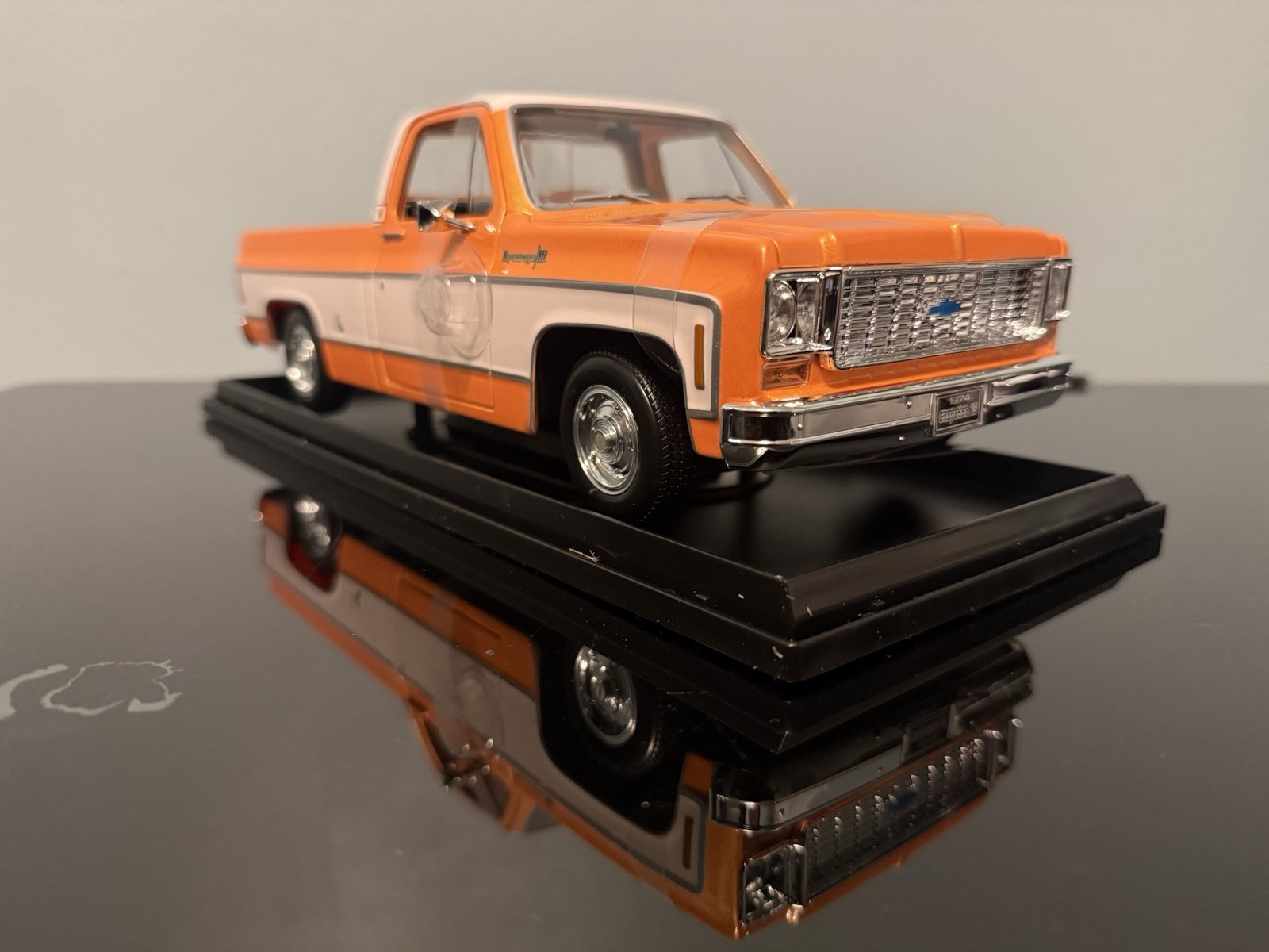 Maisto 1/18 Chevy C10 Cheyenne Super Pickup Truck Orange Two-Tone New In Box