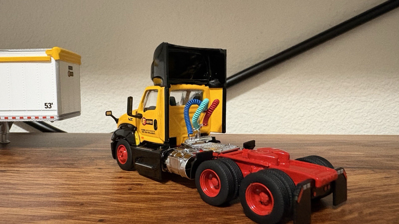 Diecast Masters 1/64 Estes LT625 and Hyundai 53’ w/ Added DCP Air Hose