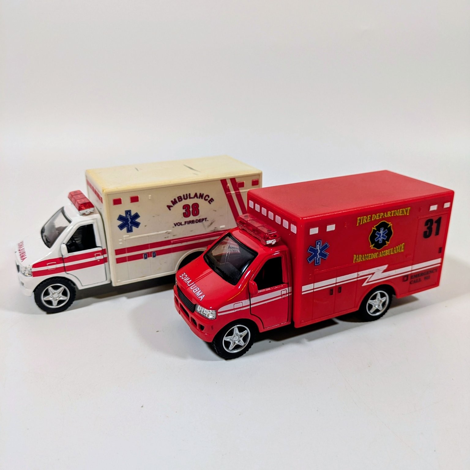 Kintoy Kinsfun Diecast Ambulance Pair 1:43 Scale Emergency Vehicle Toys Lot
