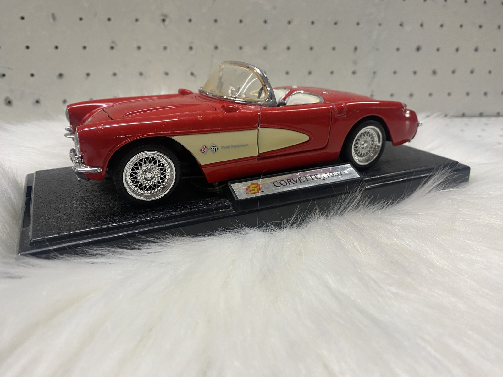 Chevrolet Corvette 1957 1:43 Diecast Model Toy Car Red Convertible With Stand