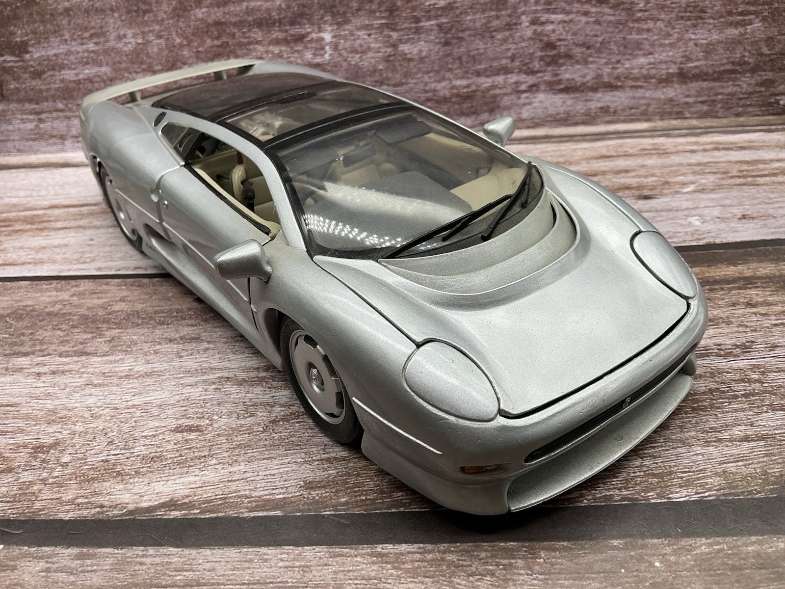 Maisto 1/18 ~ 1992 Jaguar XJ220 ~ Silver
