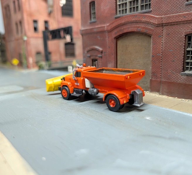 Custom Built 1/87 HO Scale 1970s International Fleetstar Snowplow/Salter Truck