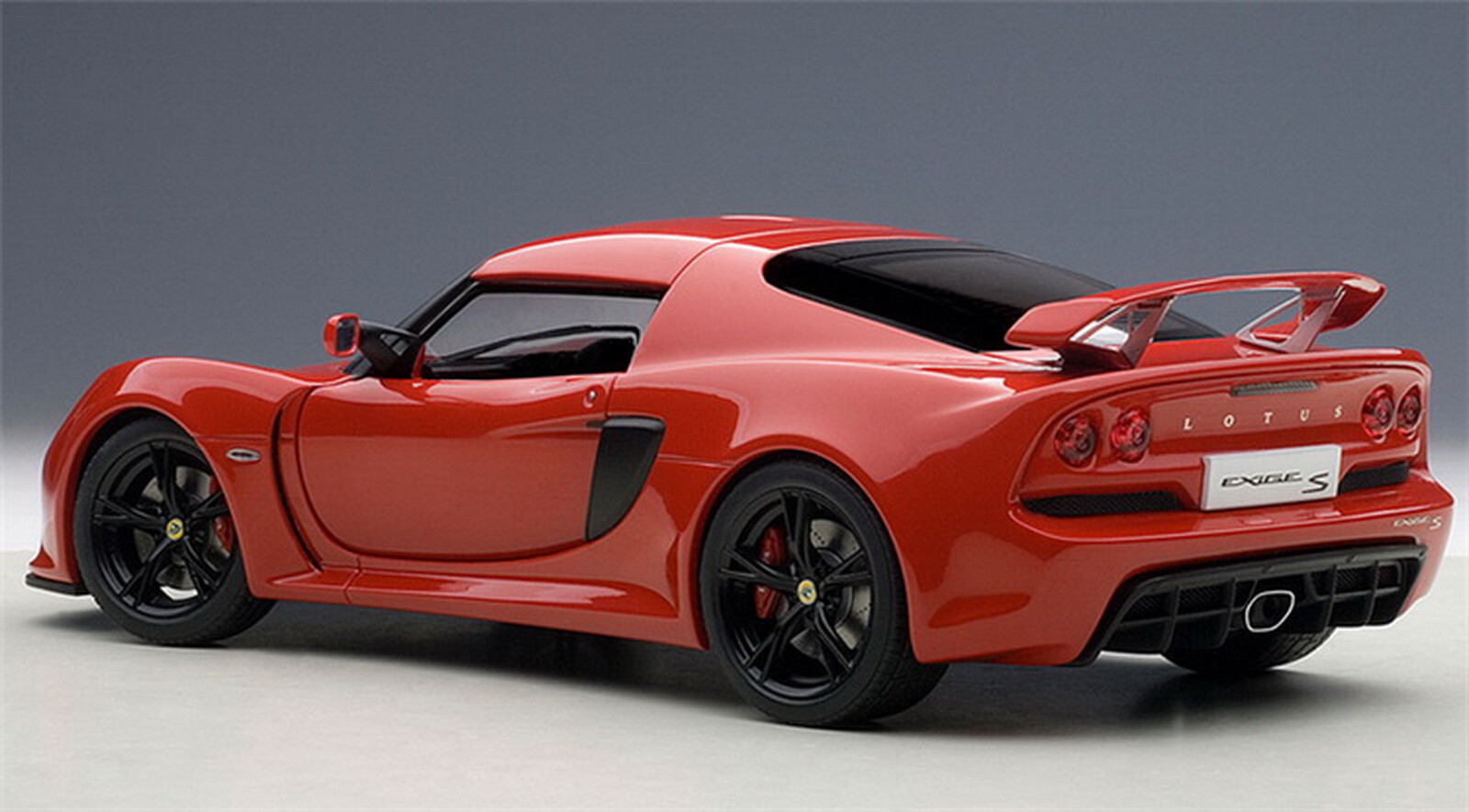 AUTOart 1:18 Lotus Exige S Red Diecast Model Car – Collect NIB Gift for Car Fans