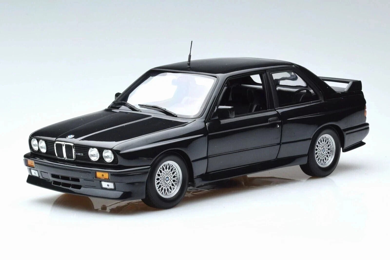 1:24 BMW M3 E30 Diecast Car Alloy Model – Sound & Light Classic Vehicle Toy Gift