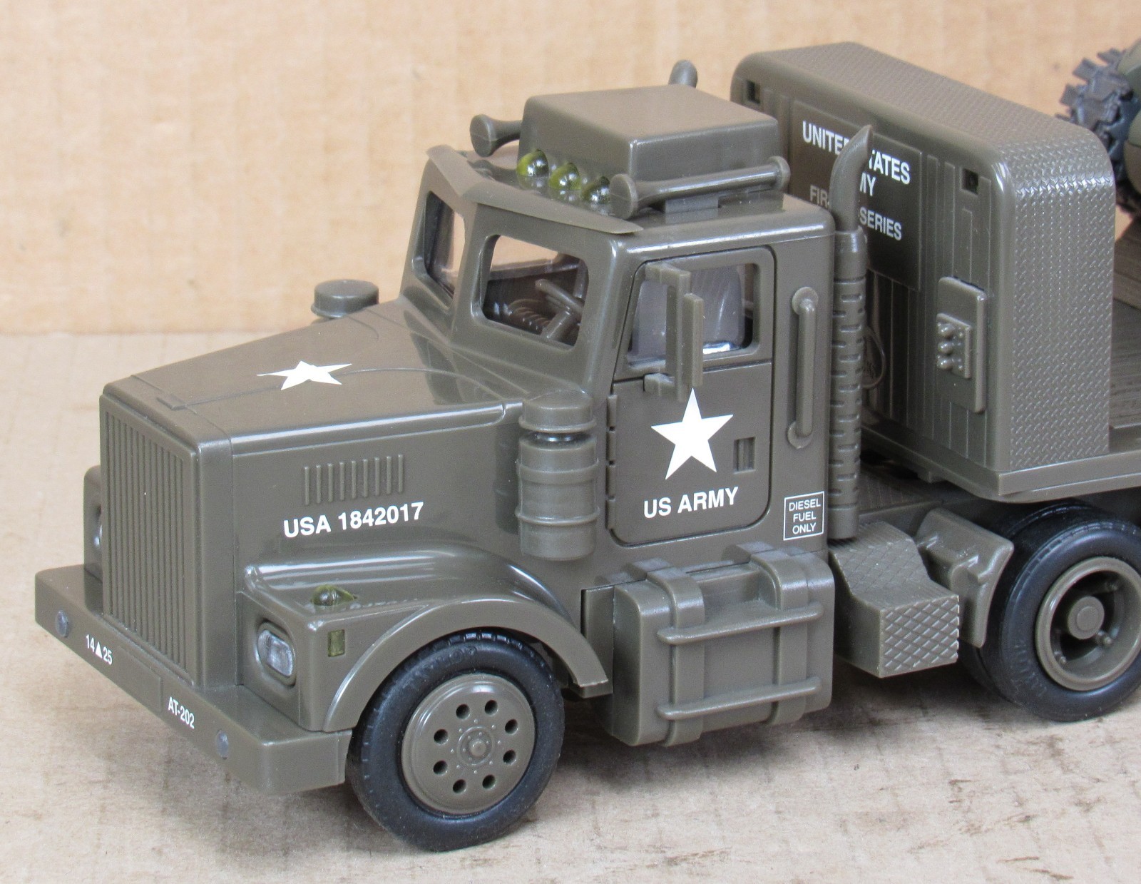 Taylor Made Trucks -TMT-18420 US Army Flatbed Truck w/Sherman Tank A4A3 1:32 LN
