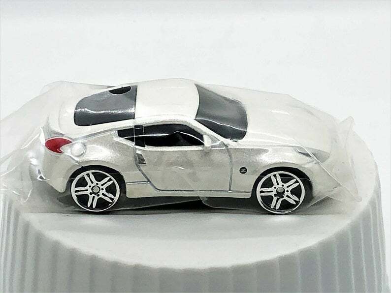 NISSAN 370 Z DIECAST METAL COLLECTOR CAR Pristine Condition/Factory Sealed 1/64