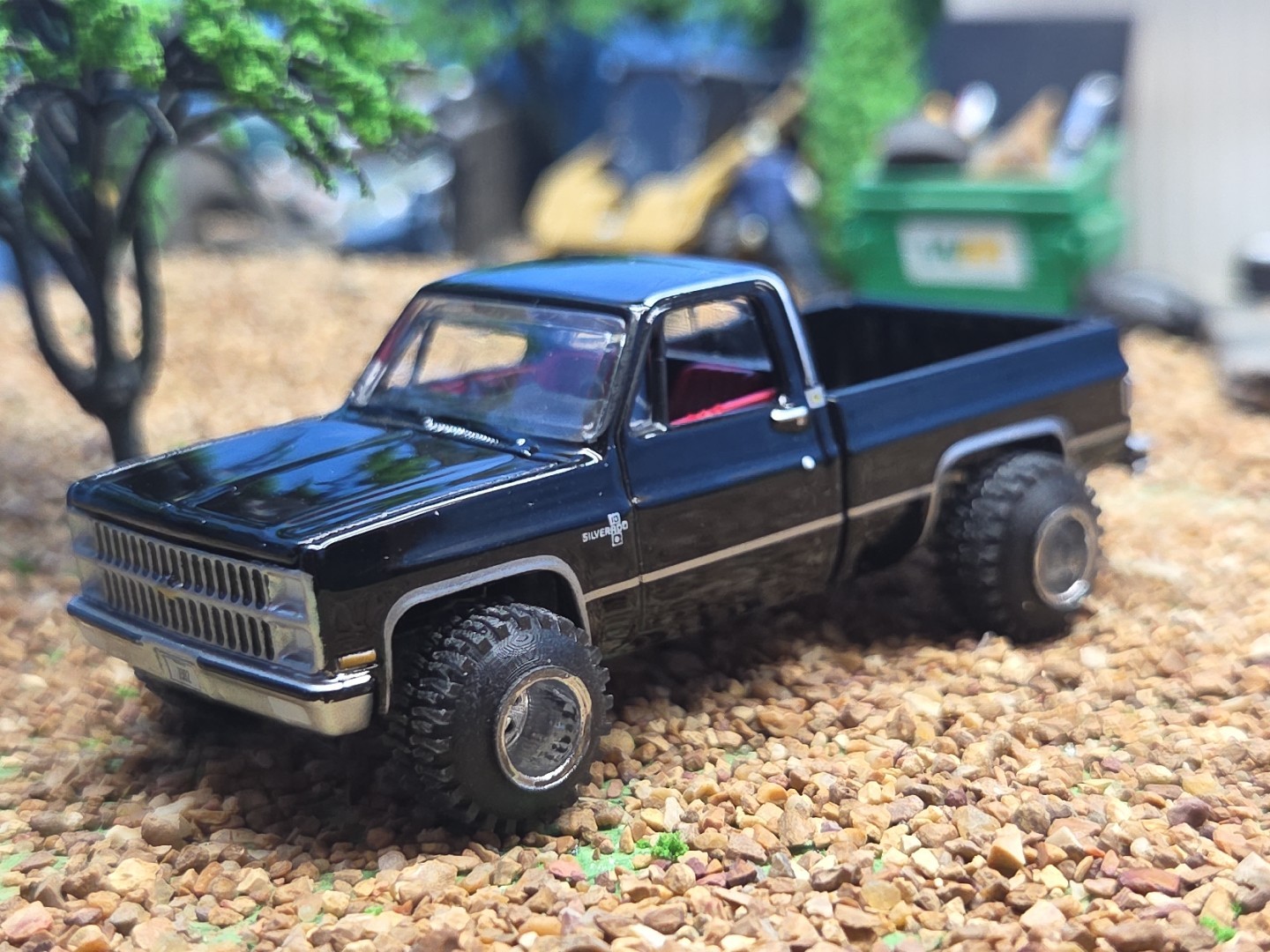 CUSTOM BUILT LIFTED 1:64 CHEVEROLET 1980s Silverado SQUARE BODY CHEVY 4×4 mud 83