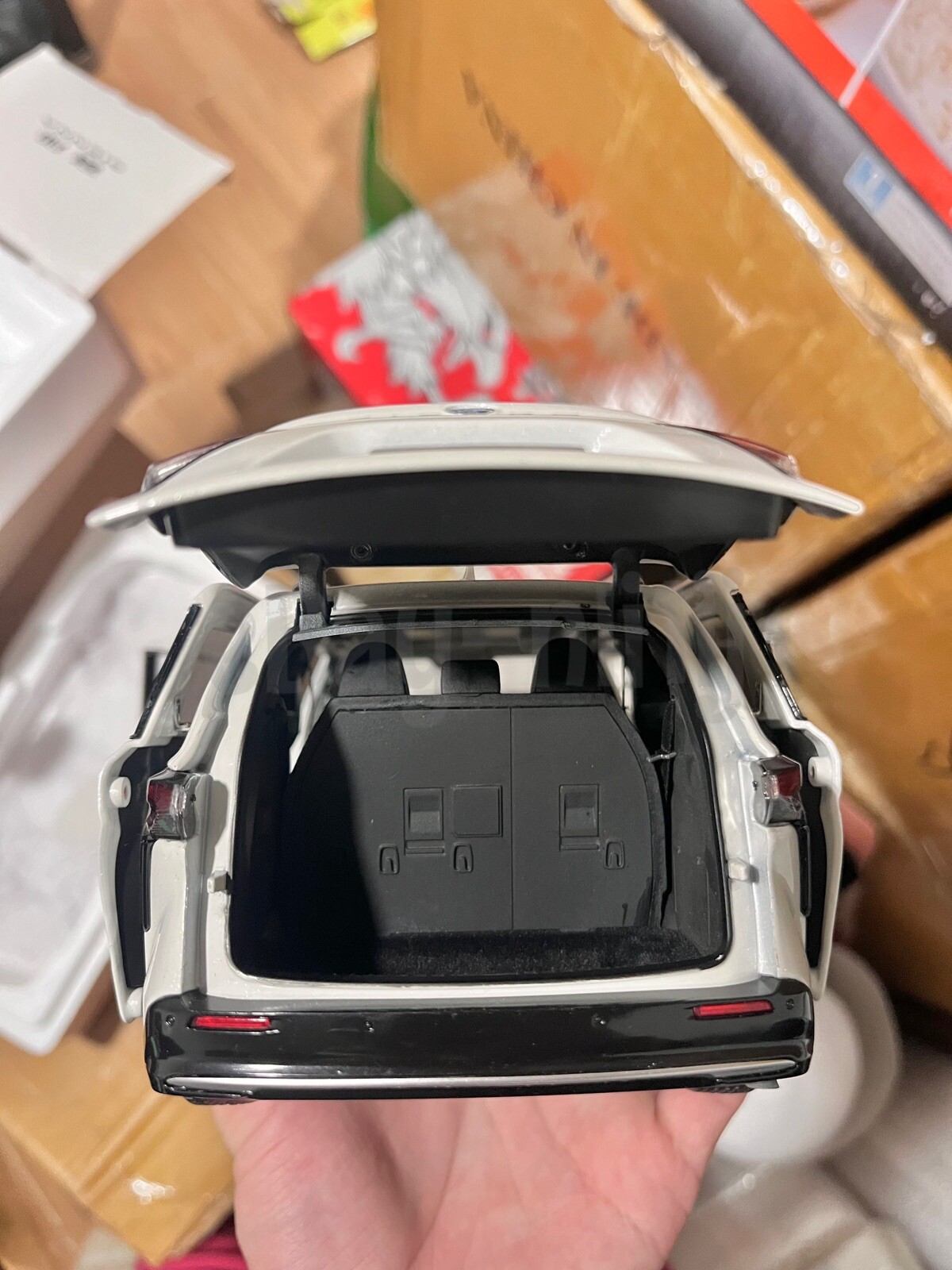 1:18 Scale 2021~2026 Toyota Sienna Limited Ice White Minivan Diecast Model Car