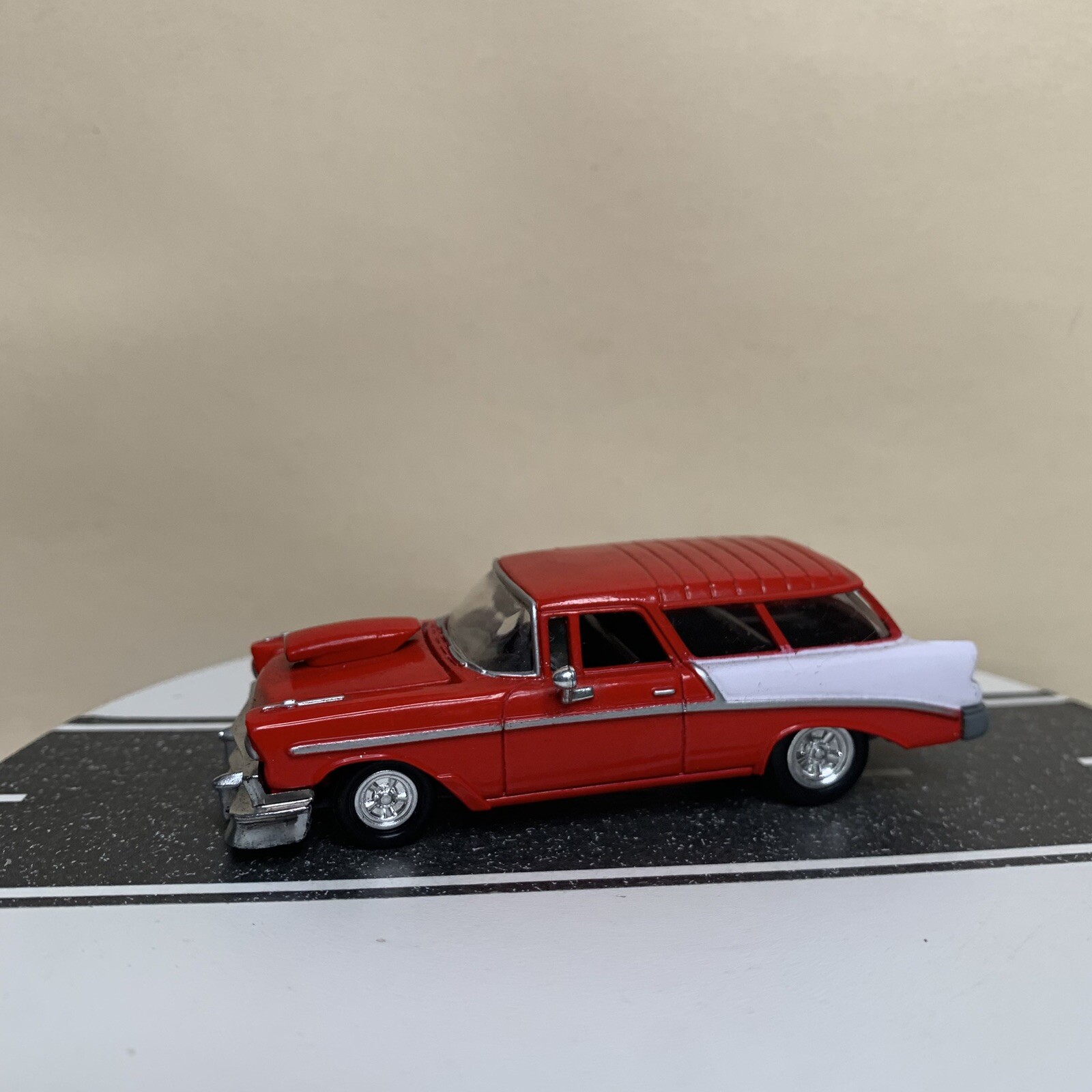 1997 Racing Champions Hot Rod Series #65 ’56 Chevy Nomad Wagon Red/White 1:64 NM