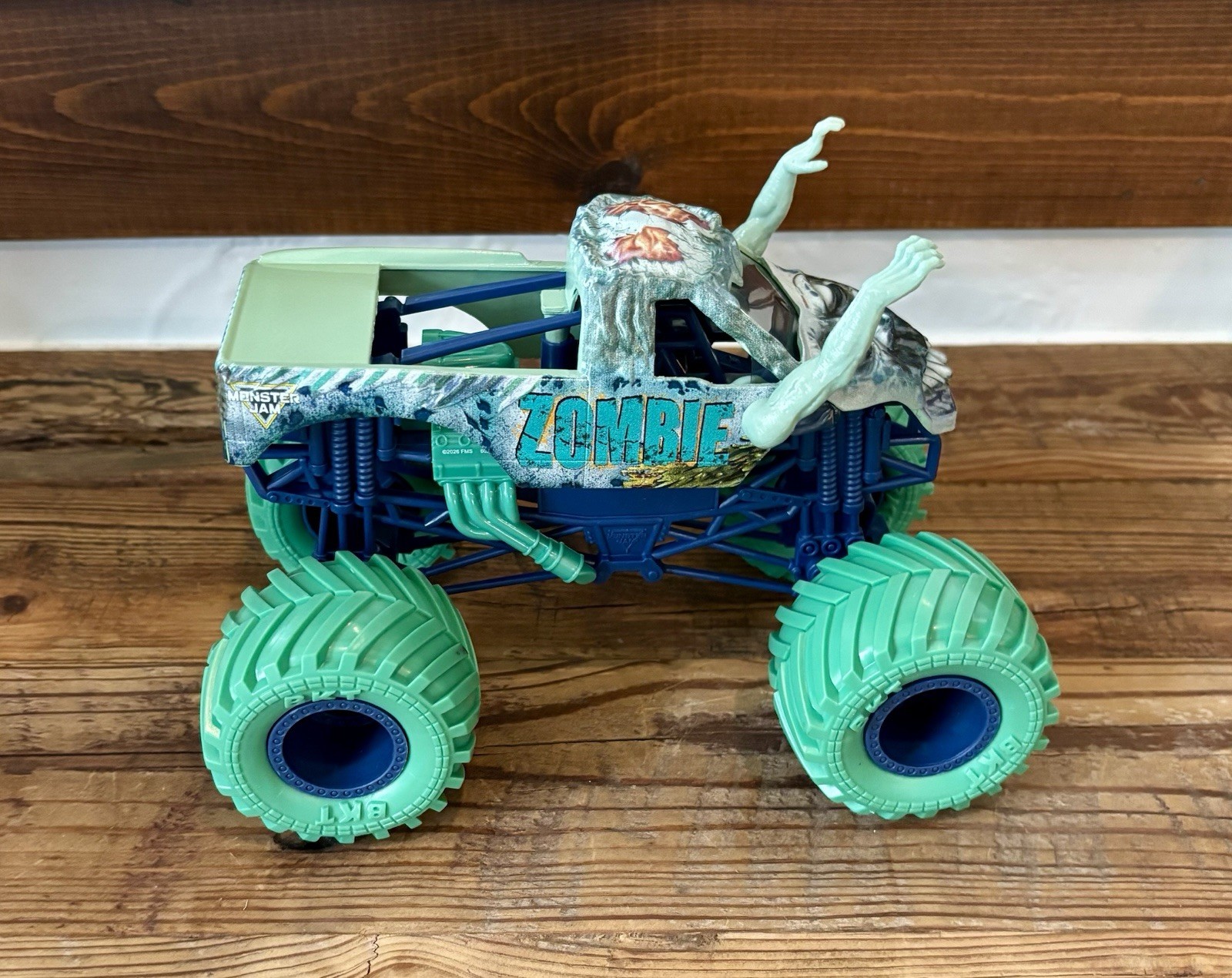 Spin Master Monster Jam RIPTIDE RAMPAGE ZOMBIE Truck 1:24 New