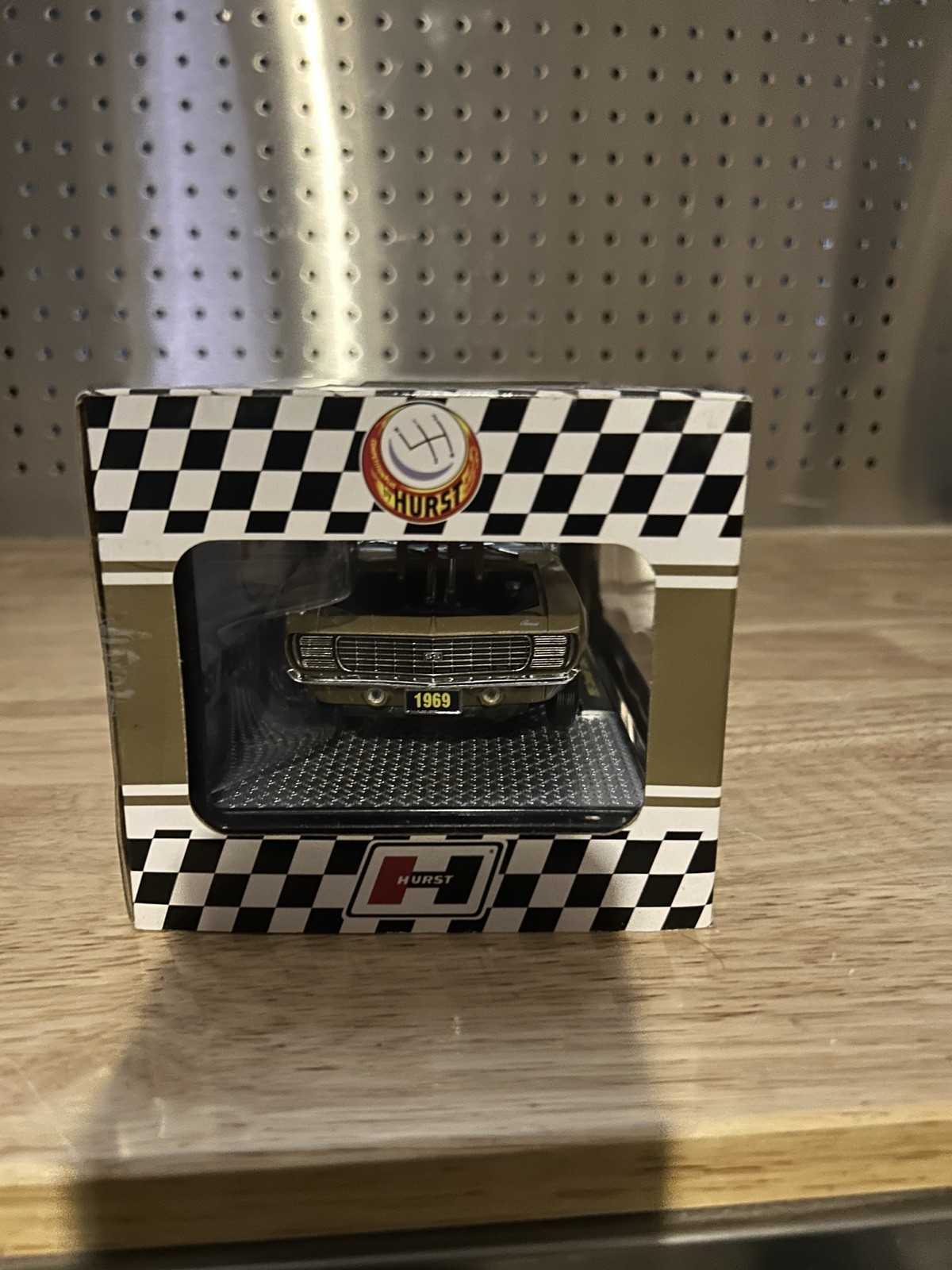 M2 Machines 1969 Chevrolet Camaro SS R/S (Bronze) 1:24 – Hurst R92 21-24